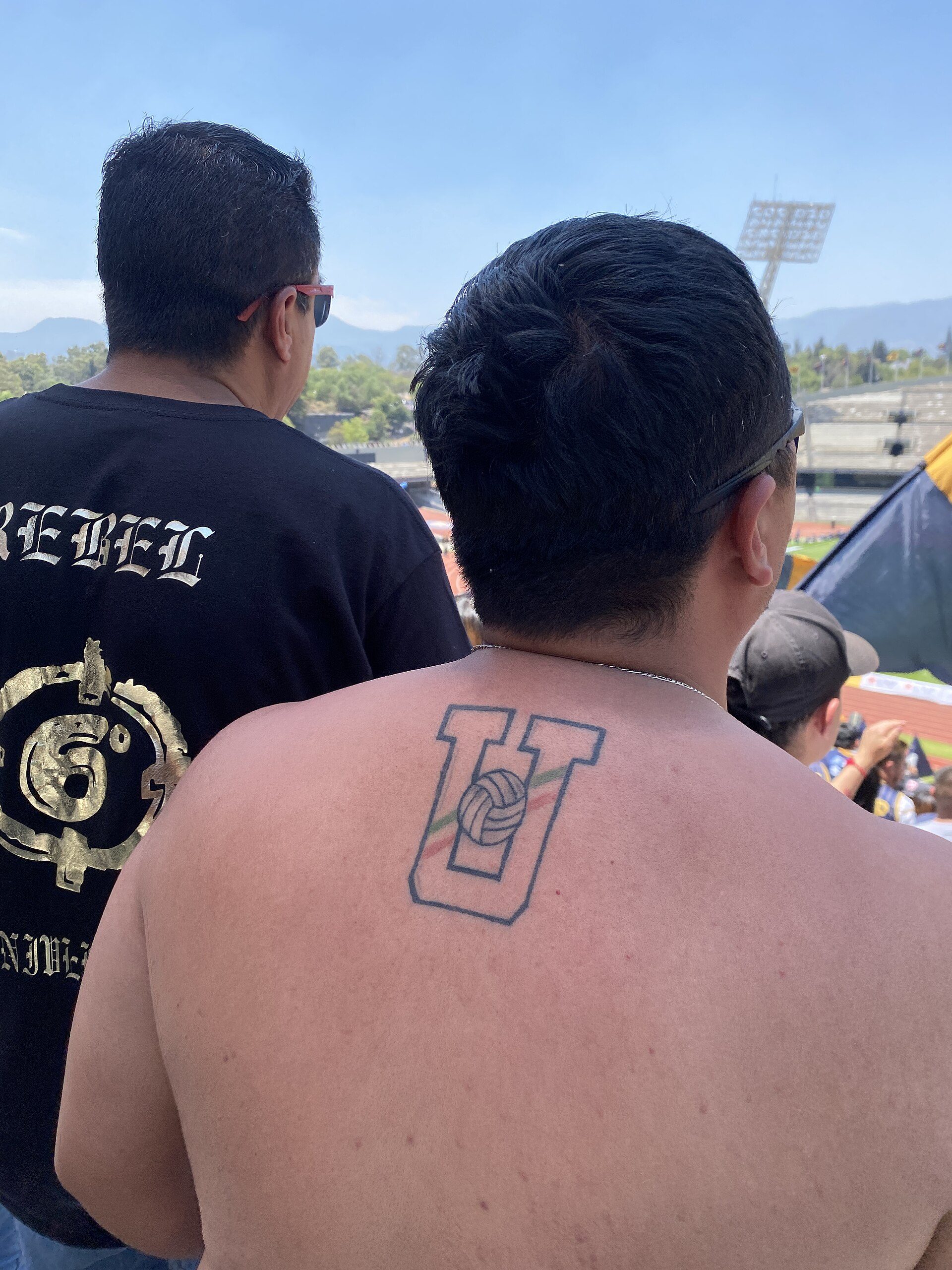 Club Universidad Nacional tattoo on the back of a fan. Images from the match bet
