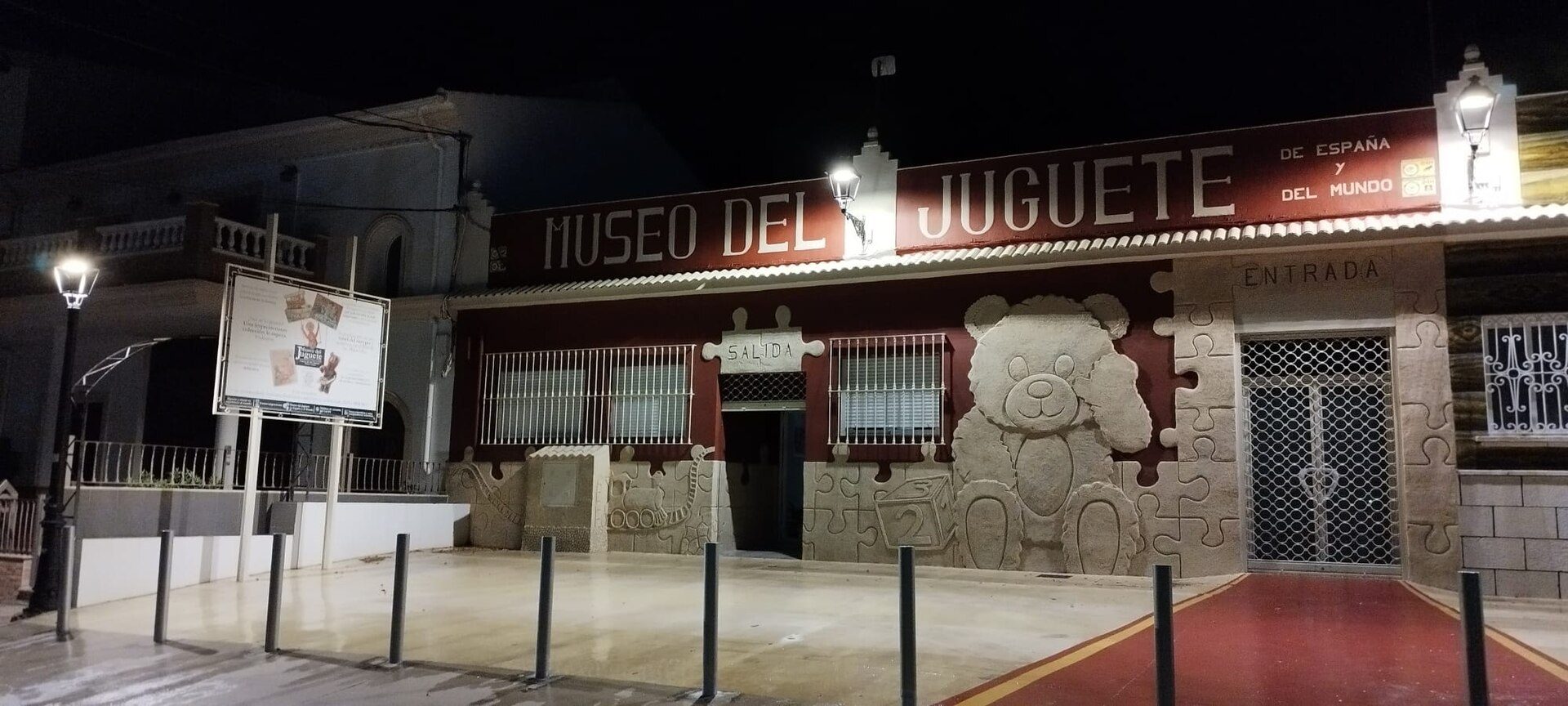 Fachada principal del Museo del Juguete de España y el Mundo, situado en Cuevas 