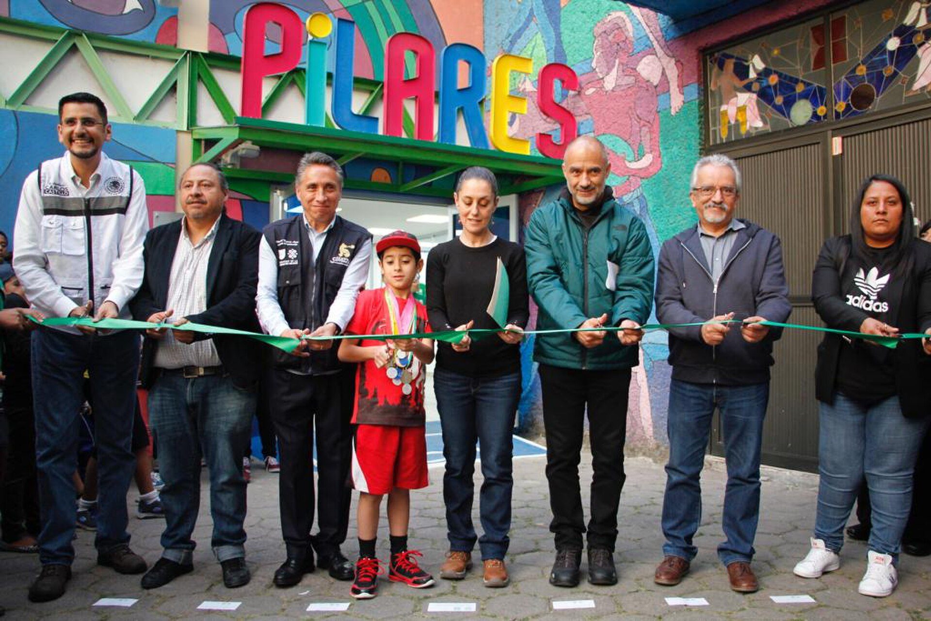 Al inaugurar el Punto de Innovación, Libertad, Arte, Educación y Sabes (PILARES)
