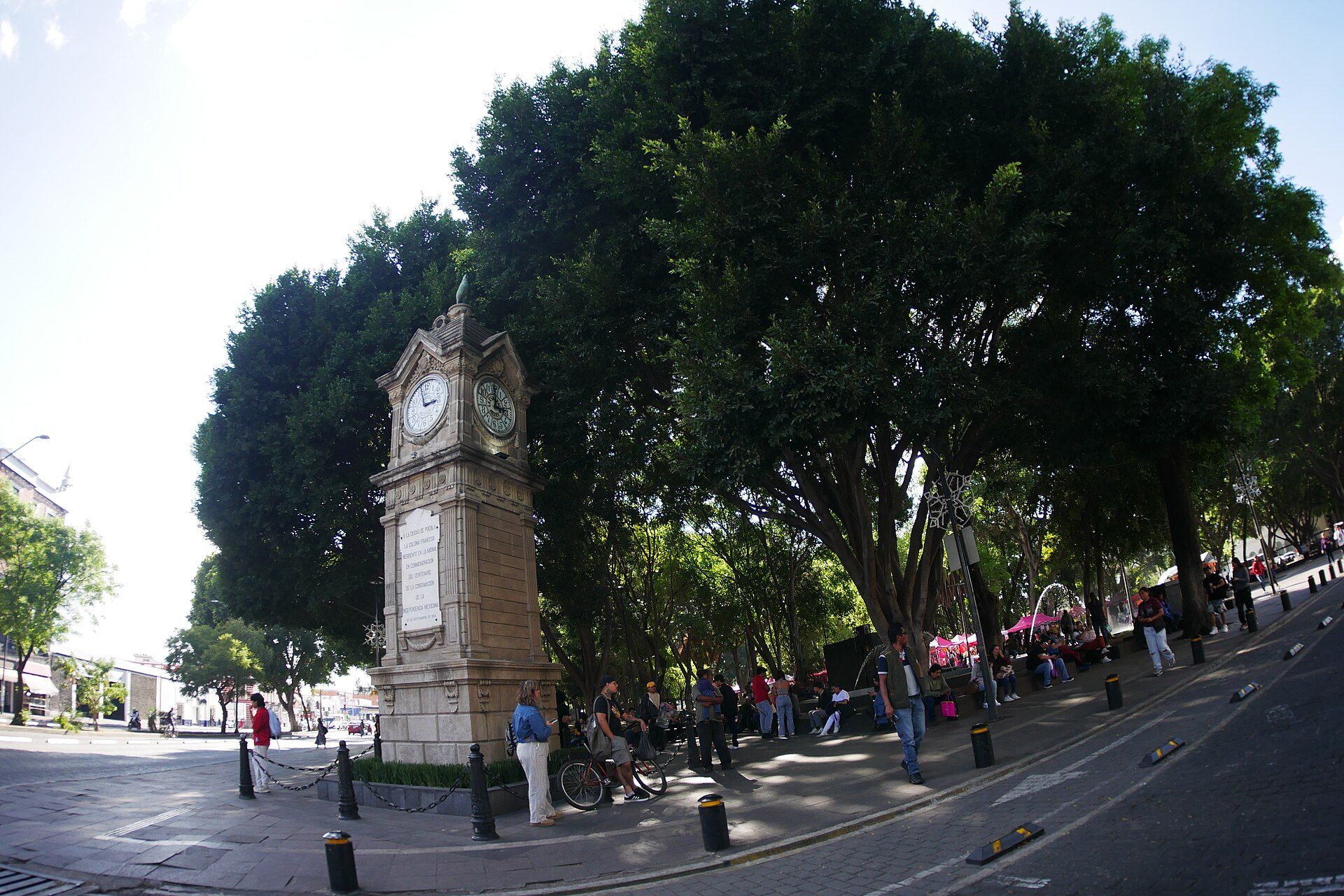 Reloj El Gallito y esquina del Paseo Bravo