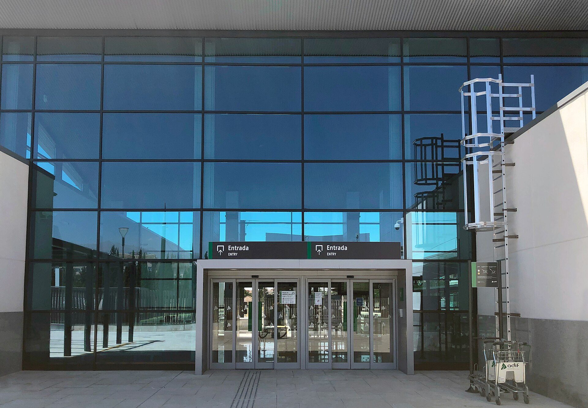 Fachada principal de la Estación de Ferrocarril de Granada