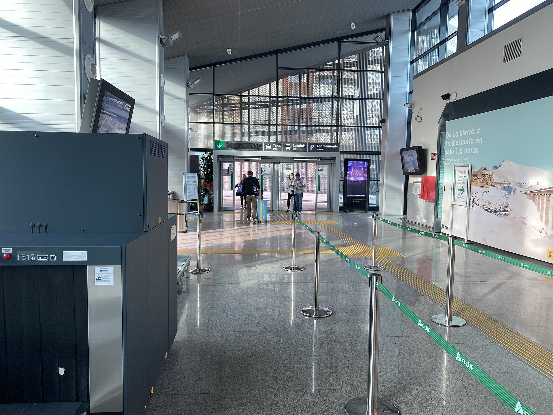 Pasillo de la terminal de viajeros de la Estación de Granada