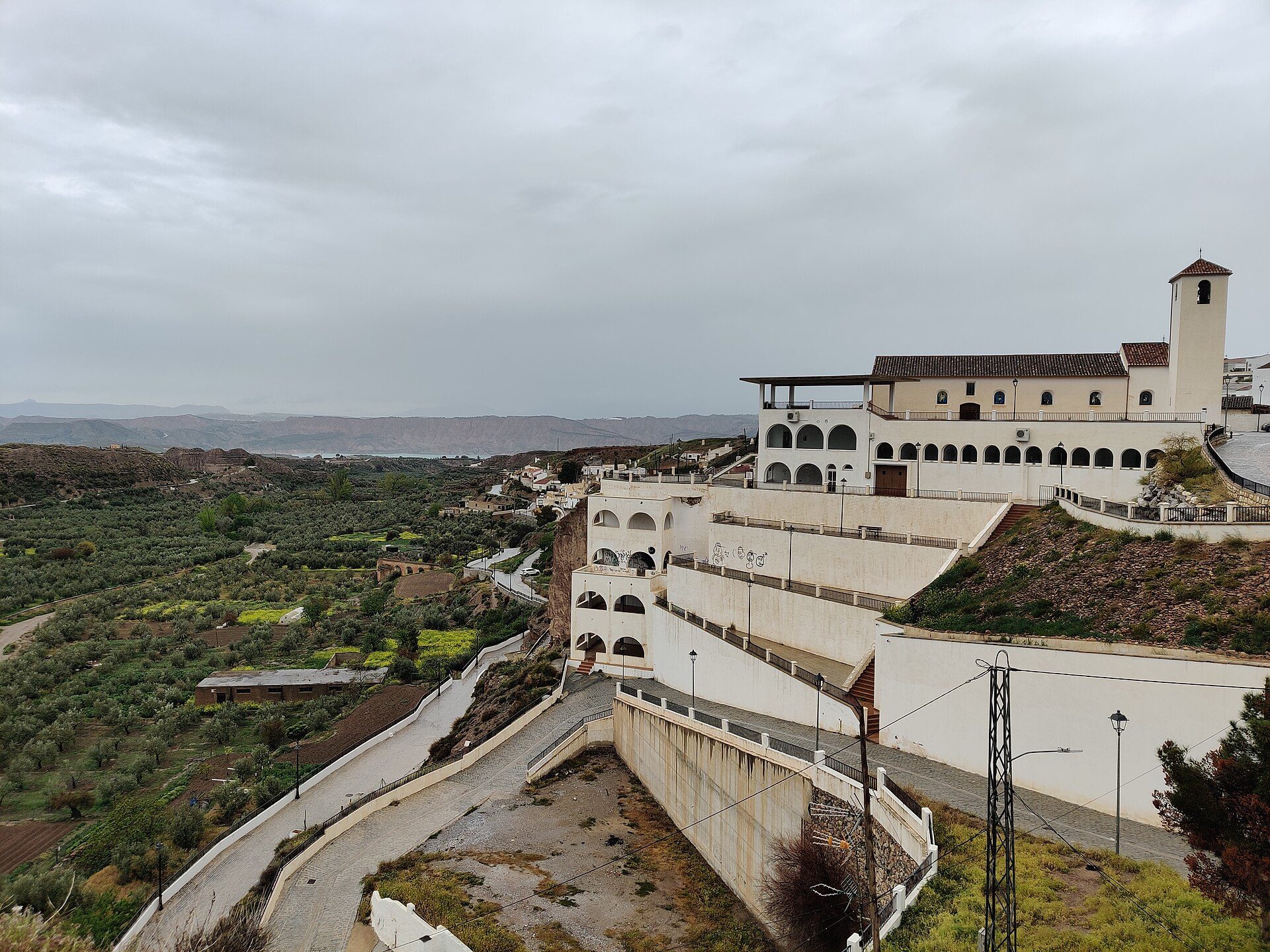 Vista parcial de Freila y su iglesia.