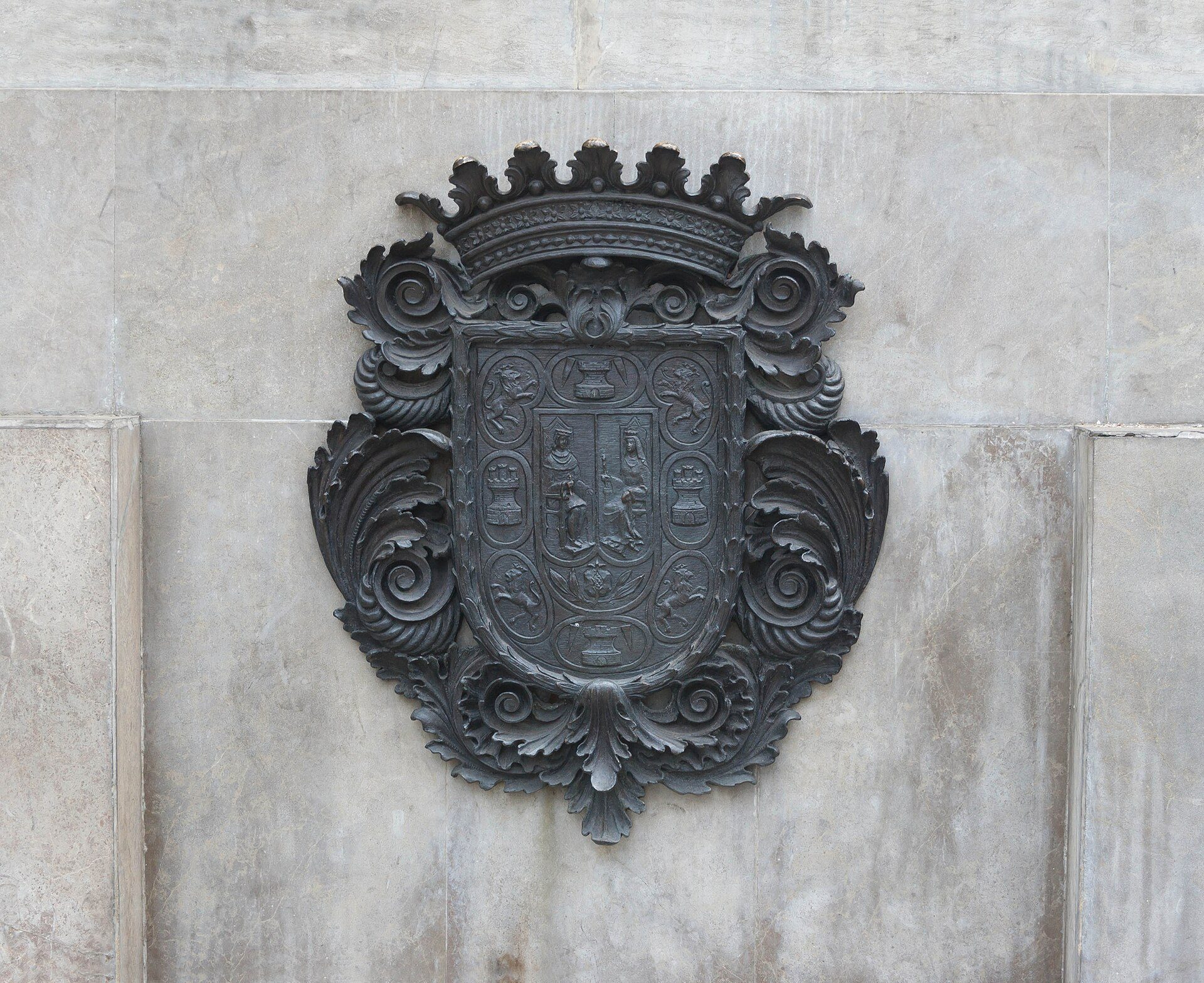 Relief of the CoA (unofficial) of the city, on the monument to Christopher Colum