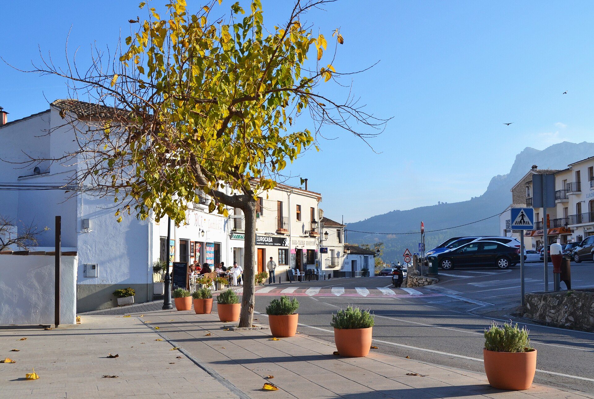 Alt text: Cozy room with mountain view, featuring a balcony and modern decor.