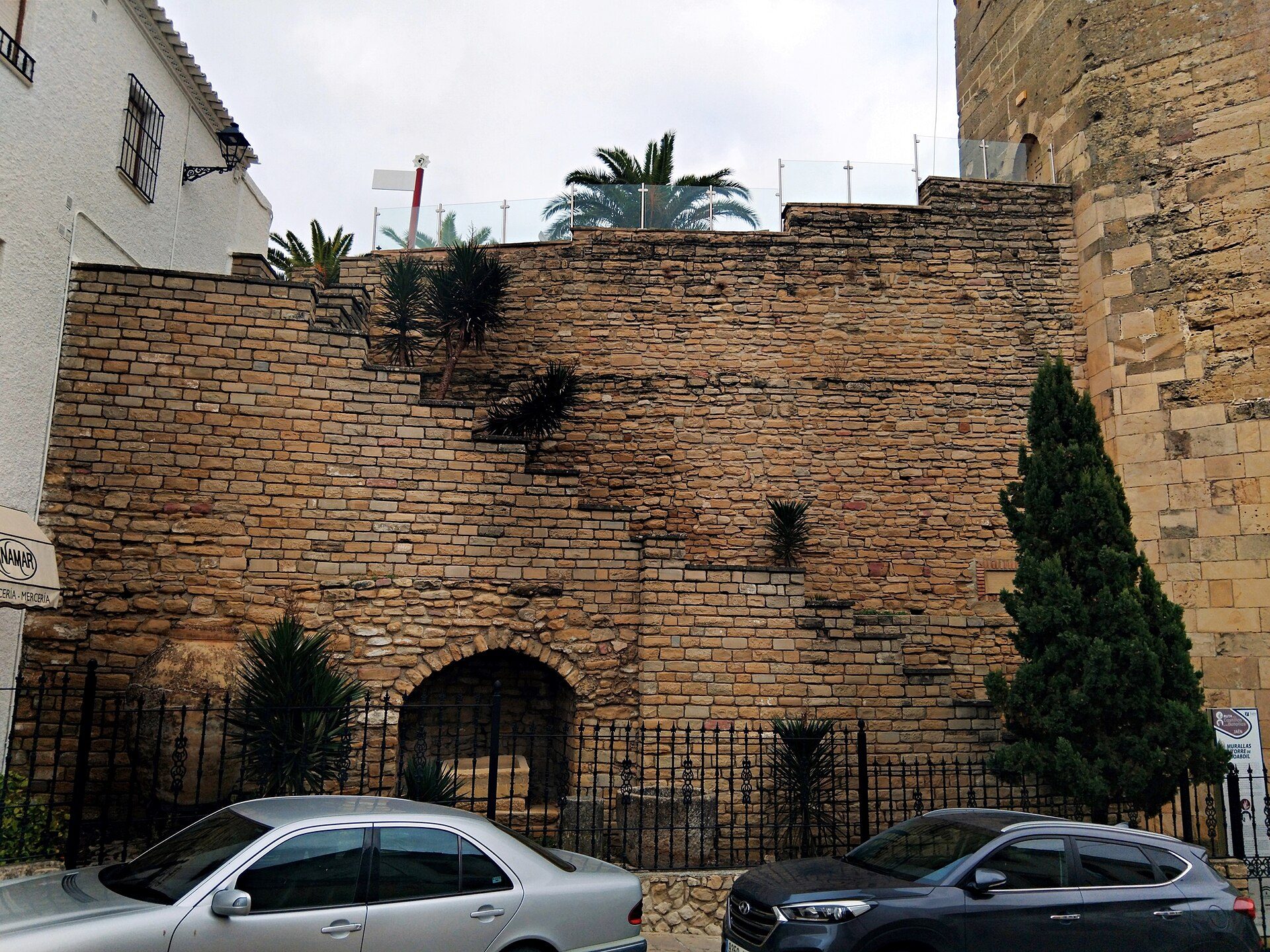 Restos de la muralla urbana de Porcuna junto al Torreón de Boabdil.