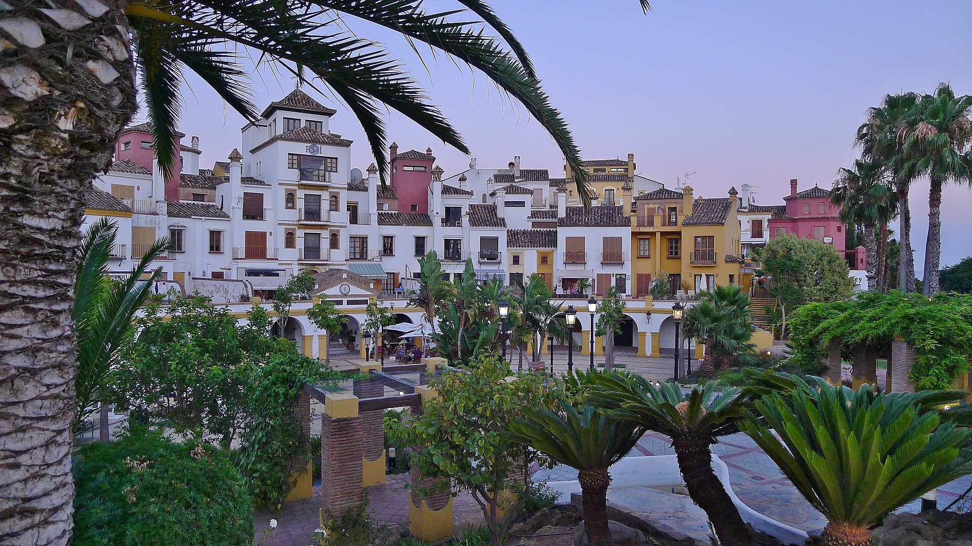 Urbanismo moderno con estilismos andaluces