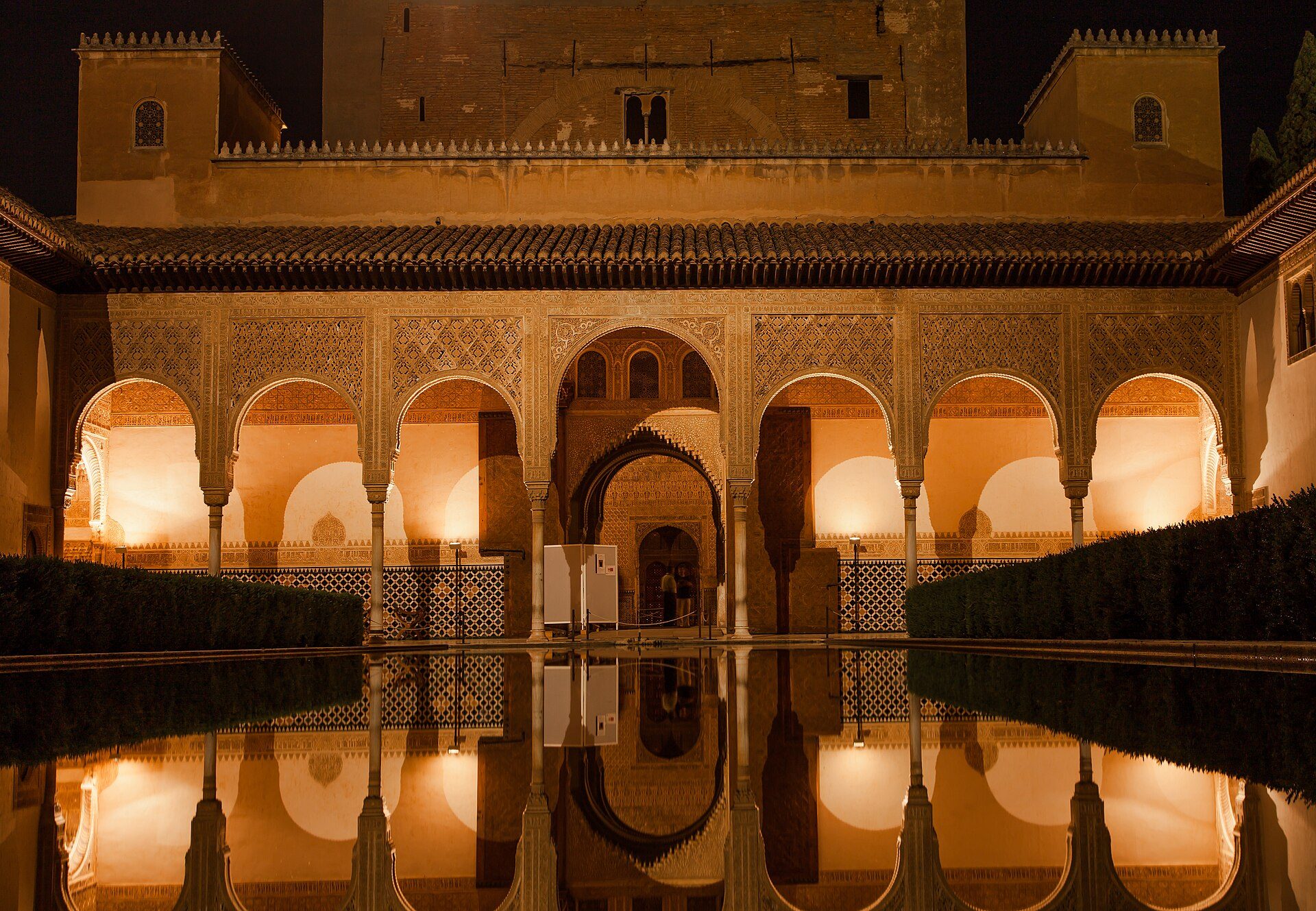 L'Alhambra (en arabe : الْحَمْرَاء, Al-Ḥamrā' , « la rouge », en raison de la co