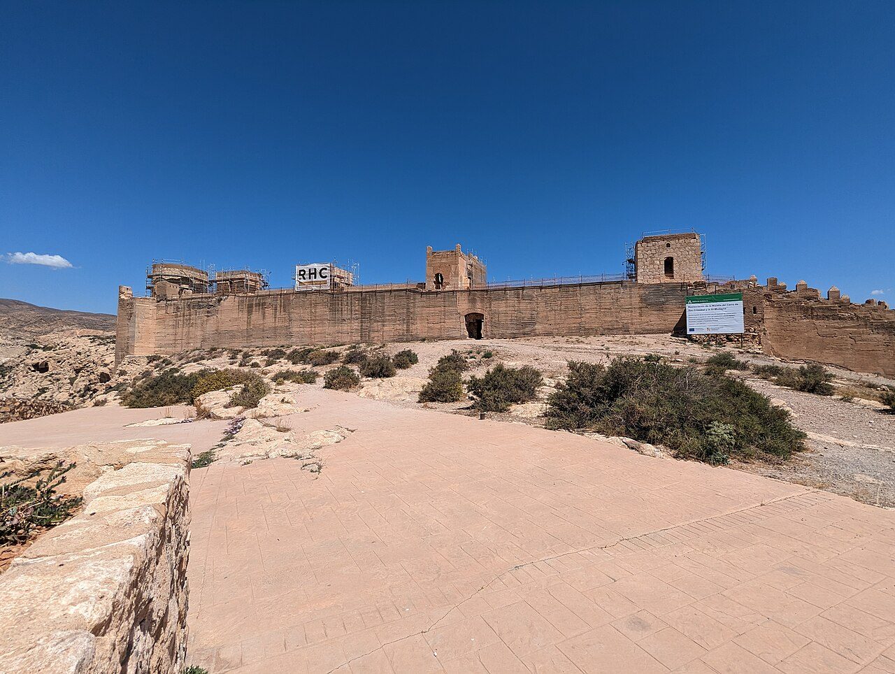 Muralla de Jairán en proceso de restauración.