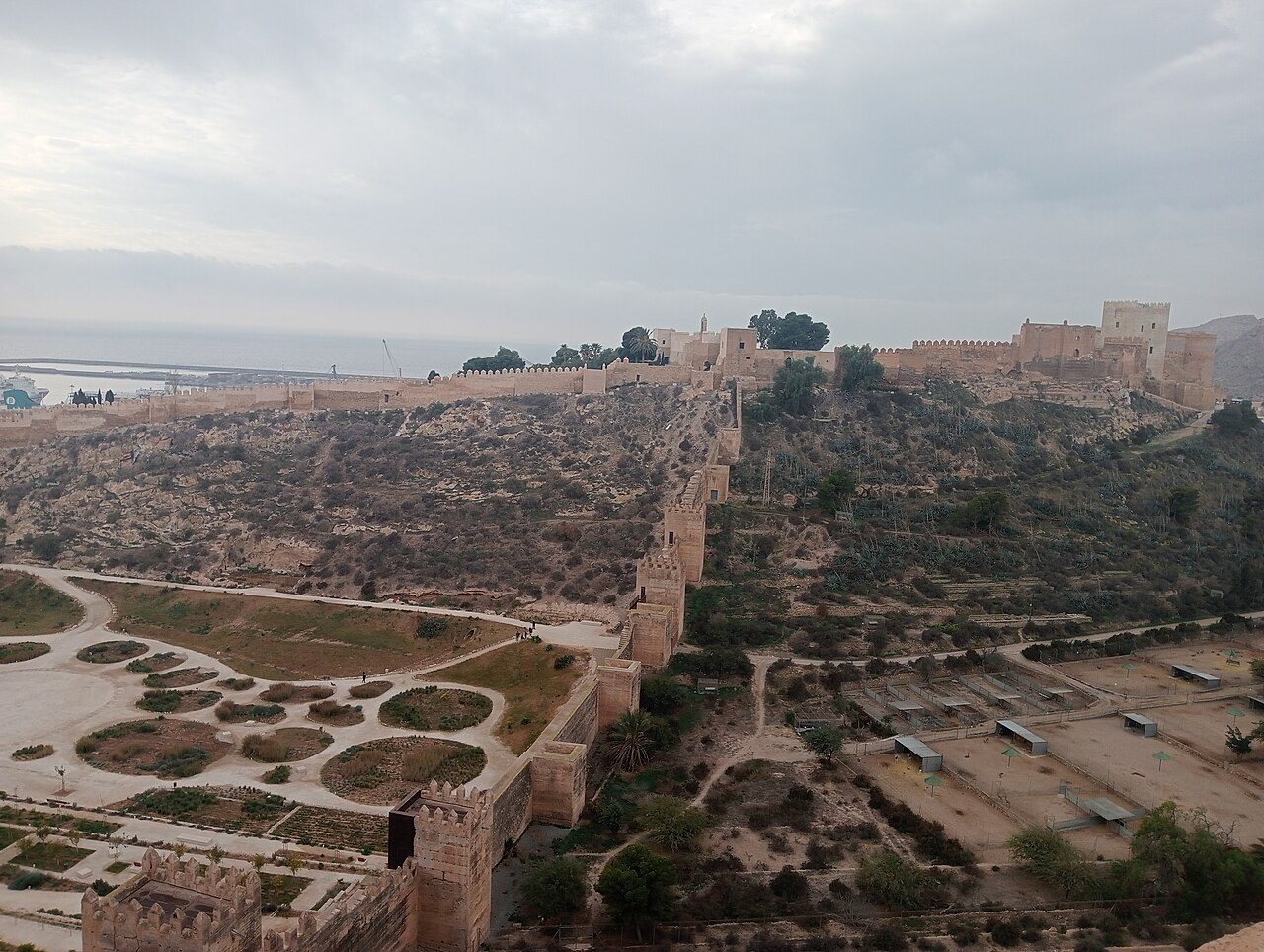 Muralla de la Hoya que recorre el valle homónimo y desemboca en la Alcazaba de A