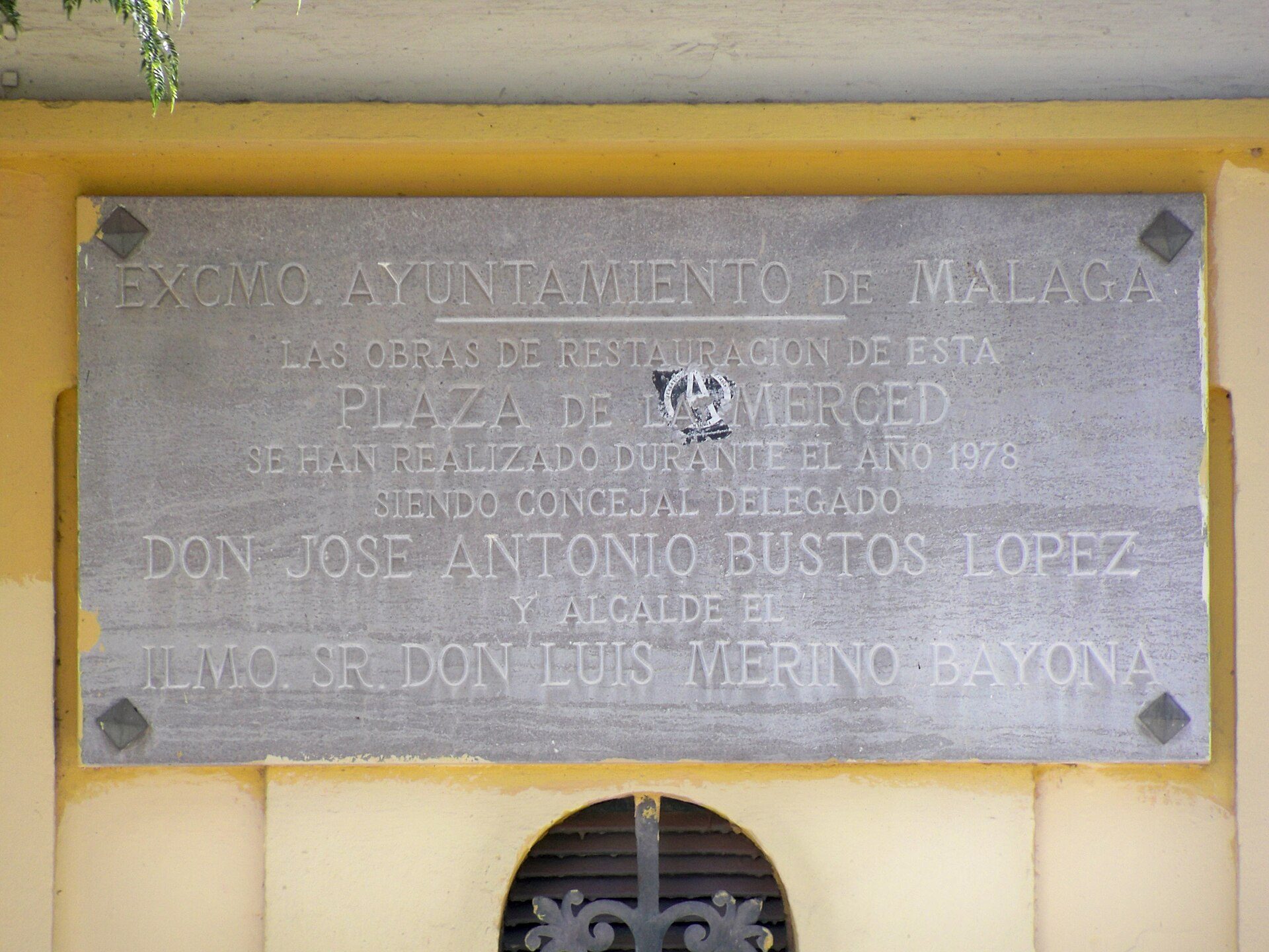 Alt text: Plaque commemorating the restoration of Plaza de Armas in 1978, featuring names of donors.