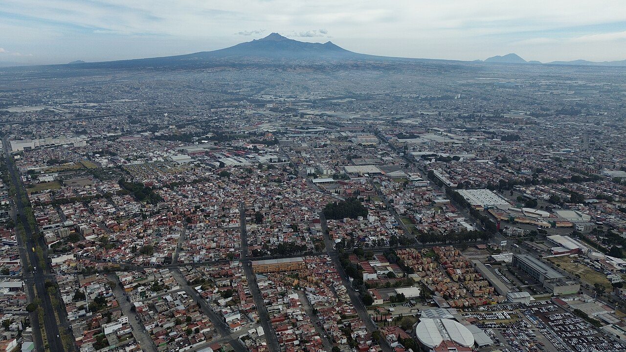 La Malinche y el oriente de la ciudad de Puebla desde un dron