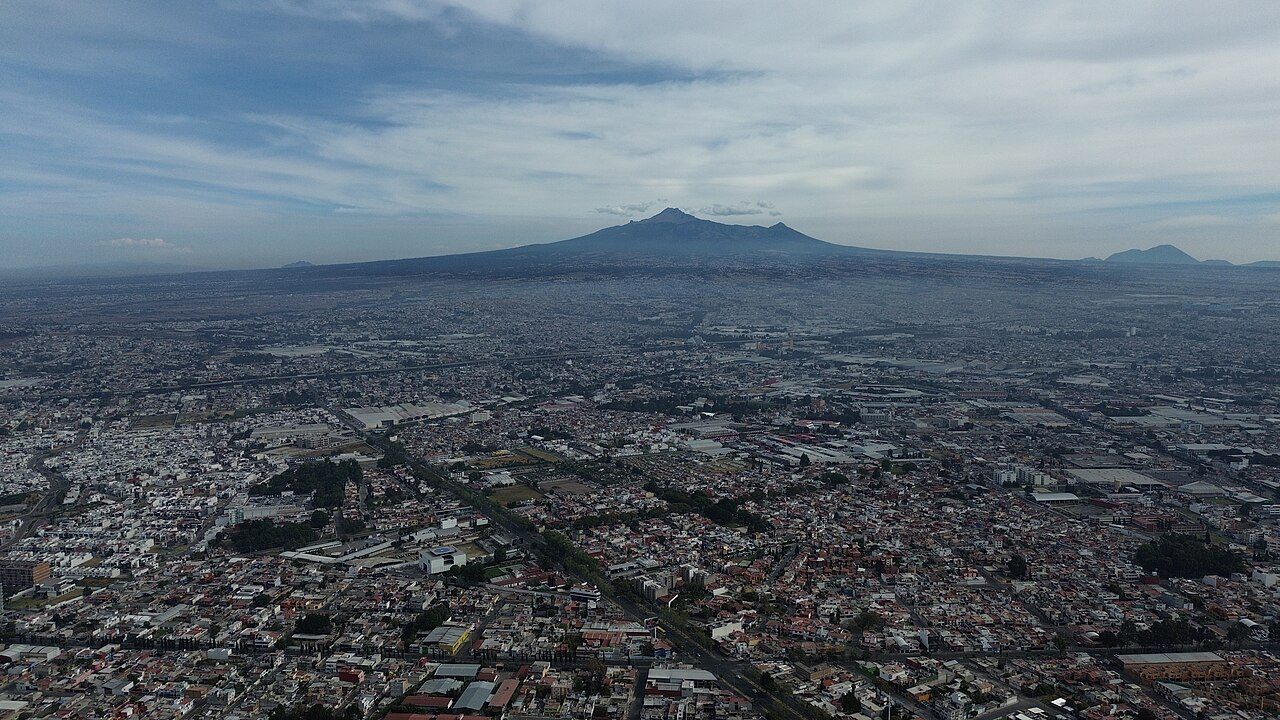 La Malinche y el oriente de la ciudad de Puebla desde un dron