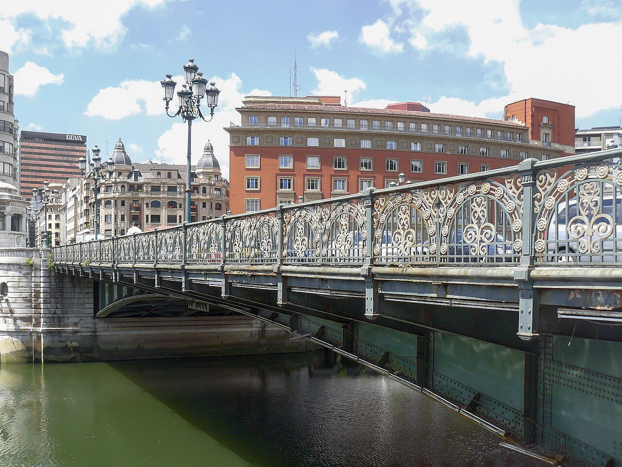 Puente del Ayuntamiento, en Bilbao, España.
