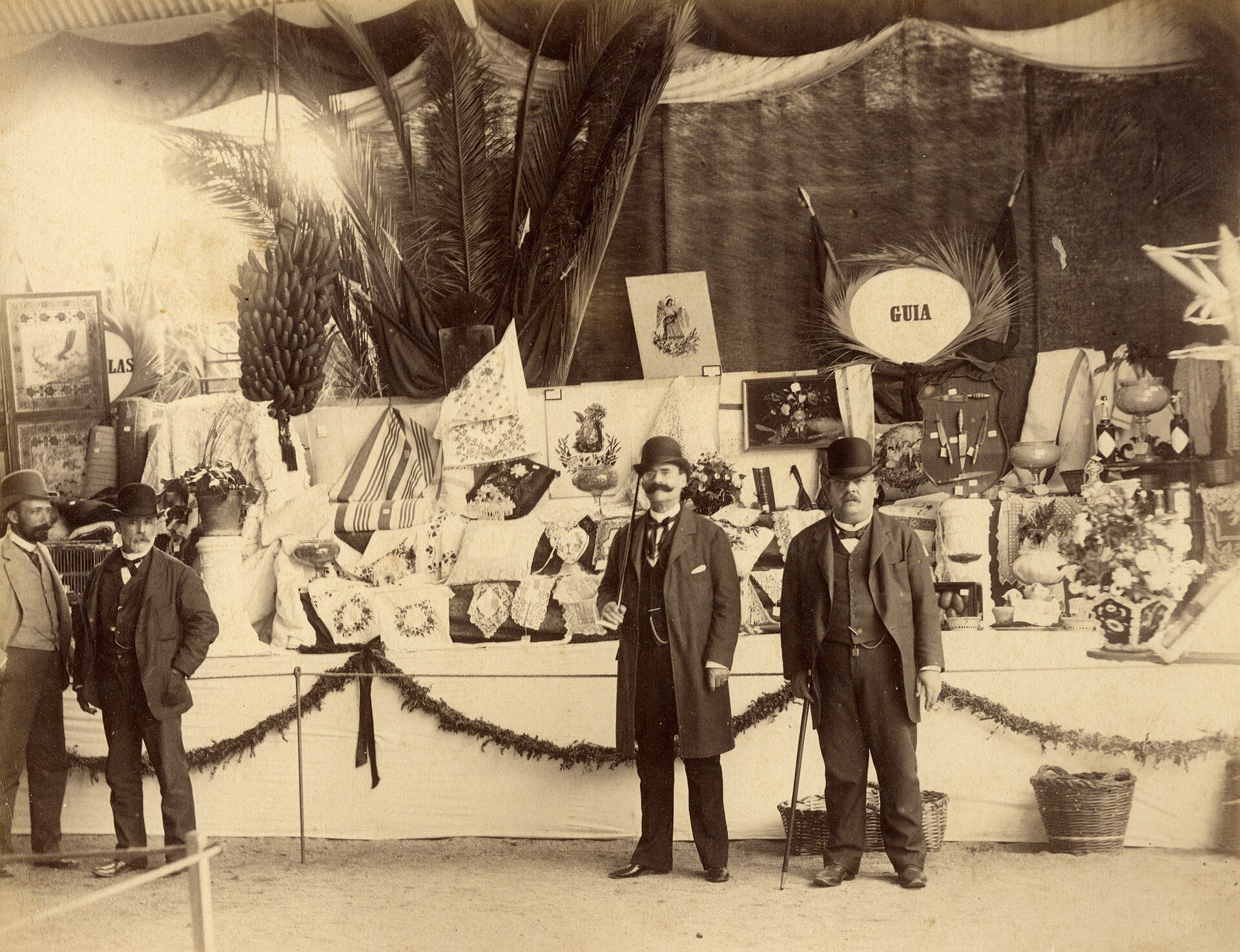 A panoply of 5 "cuchillos canarios" (Canary knives), originating from Gran Canar