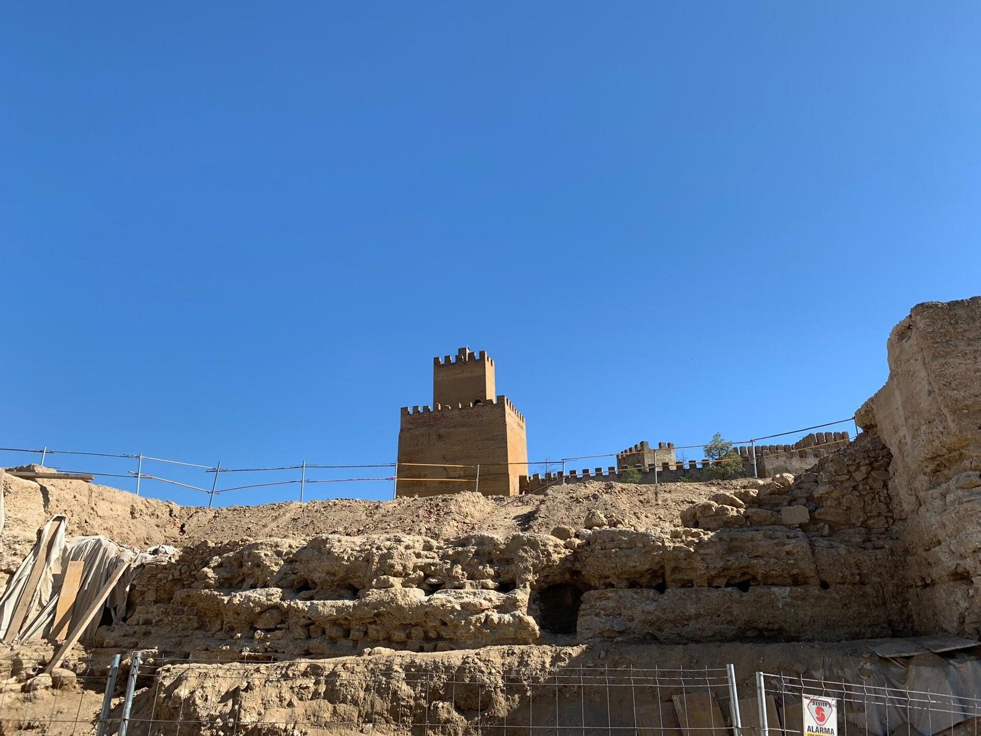 Vista de la Muralla urbana de Guadix, en la provincia de Granada (España).