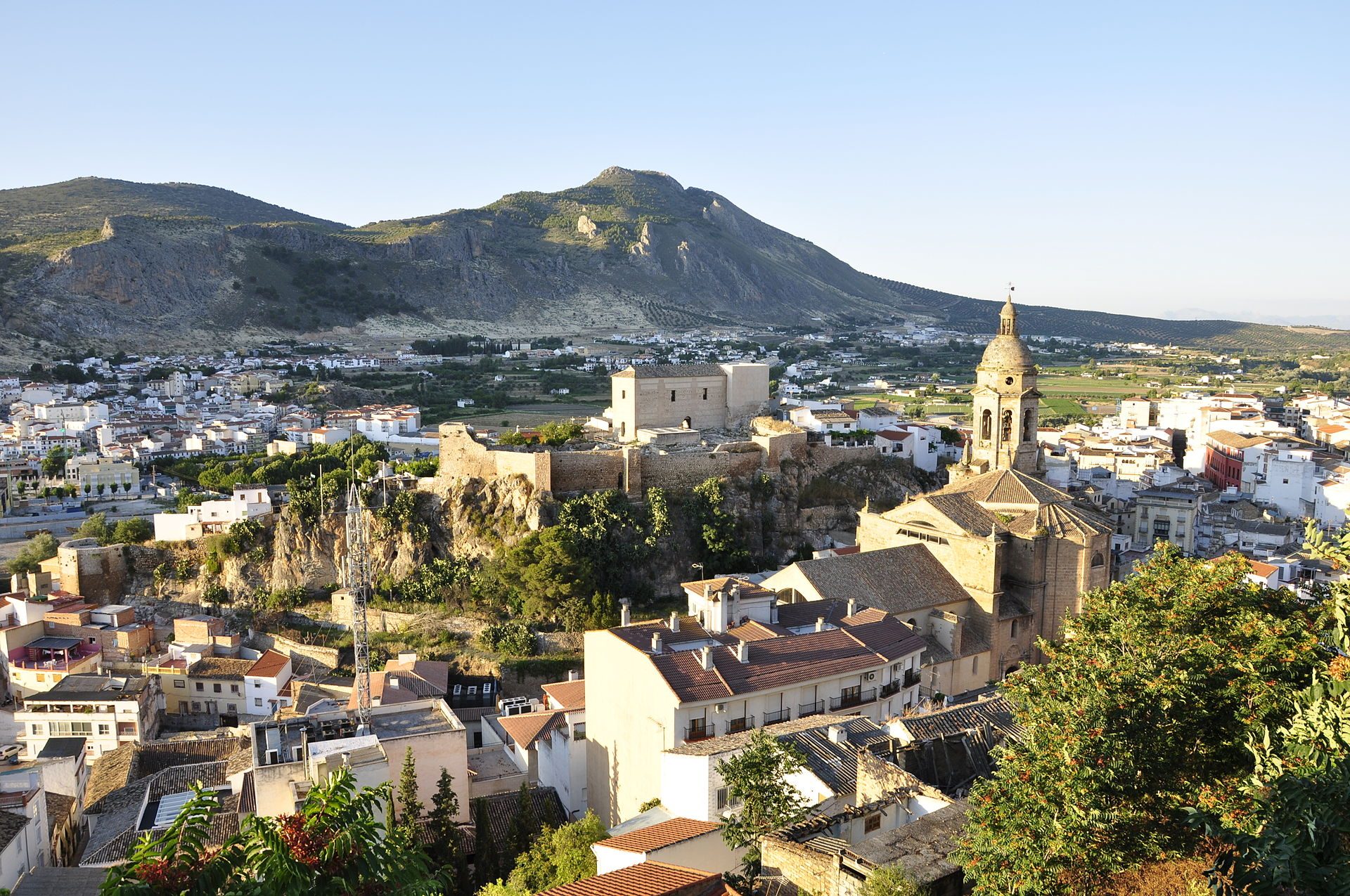 Vista general del casco antiguo y murallas de Loja