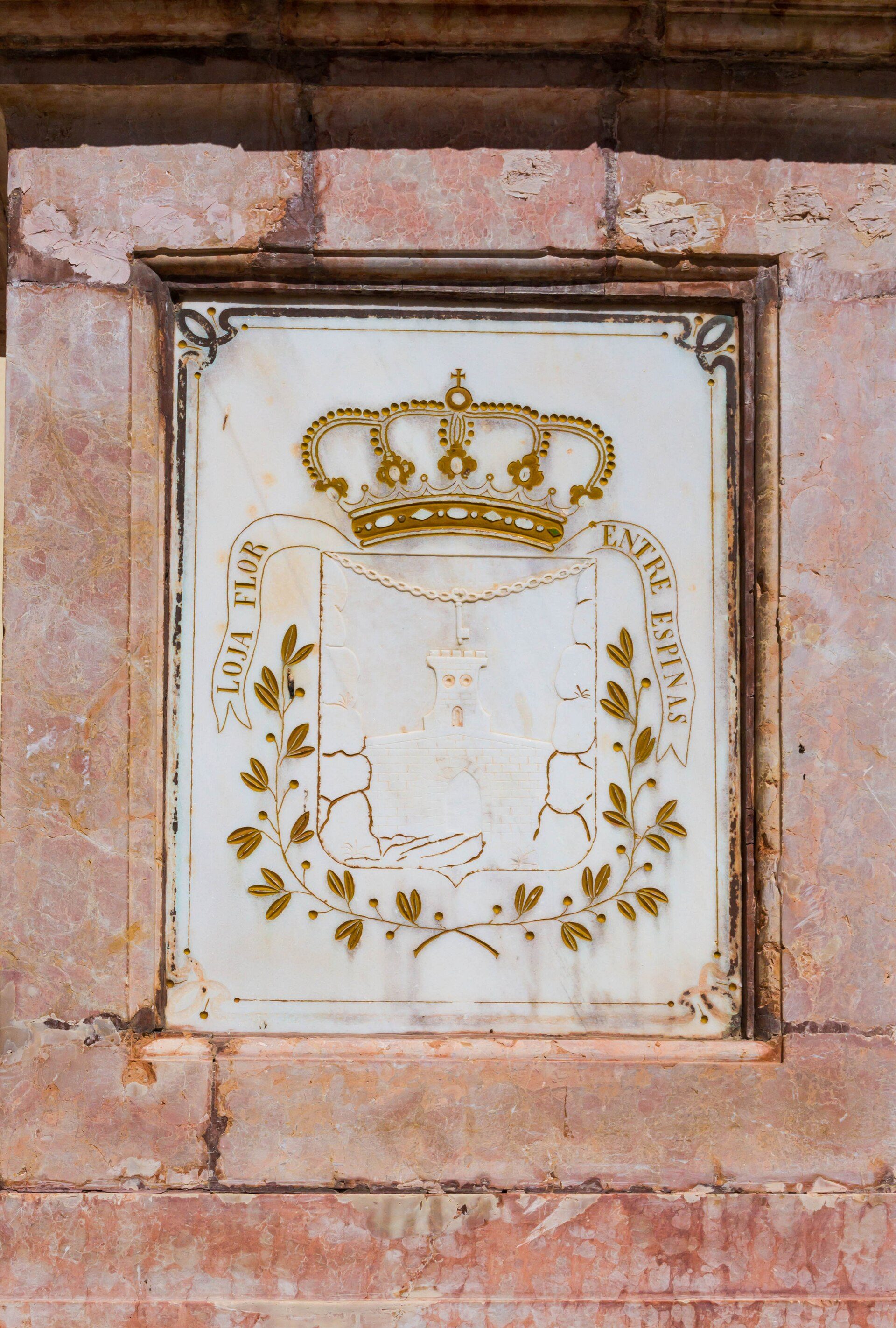 relief of the CoA of Loja, province of Granada, on the pedestal of the statue of