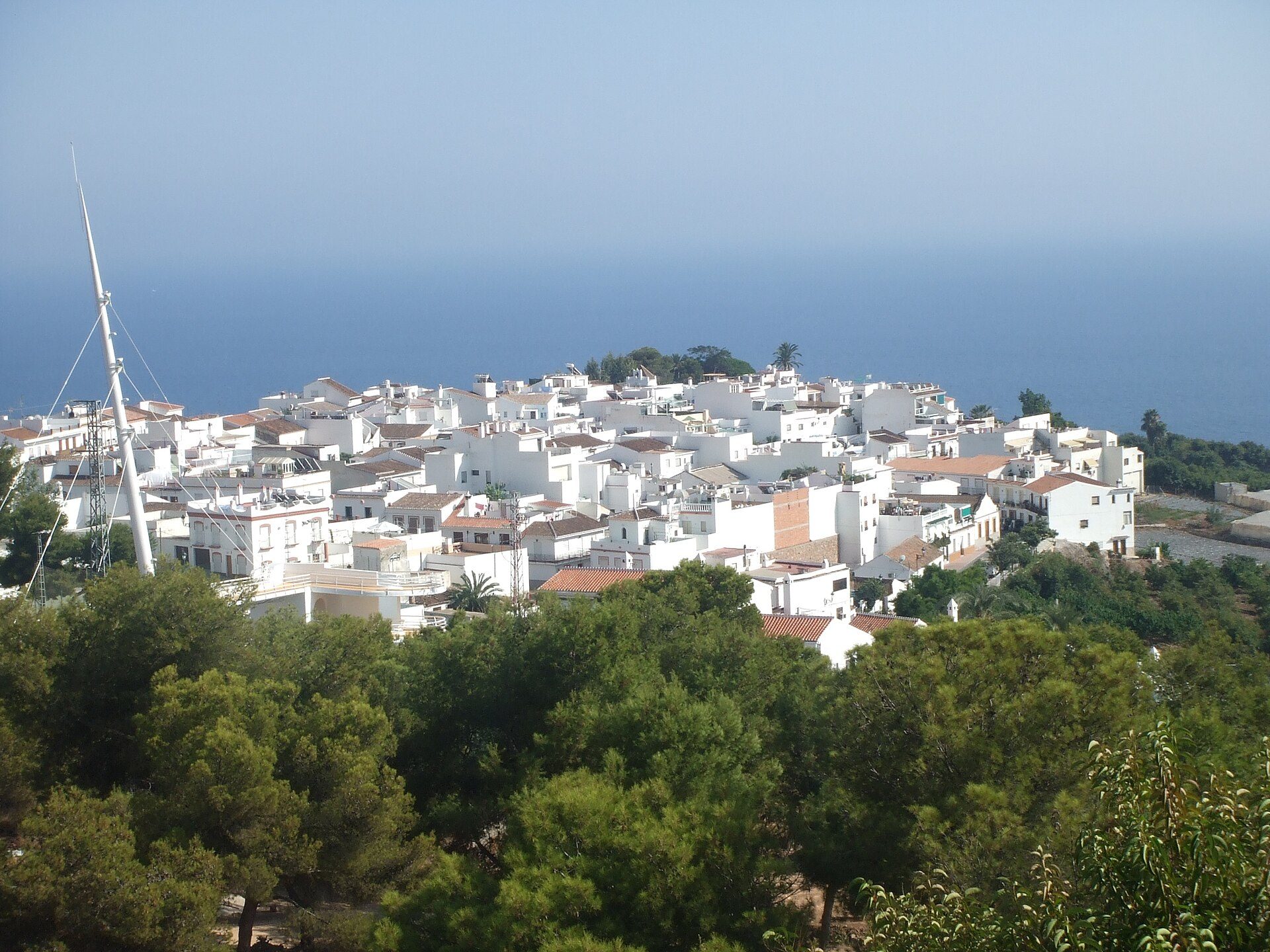 Cozy white villa with sea view, private pool, and lush garden.