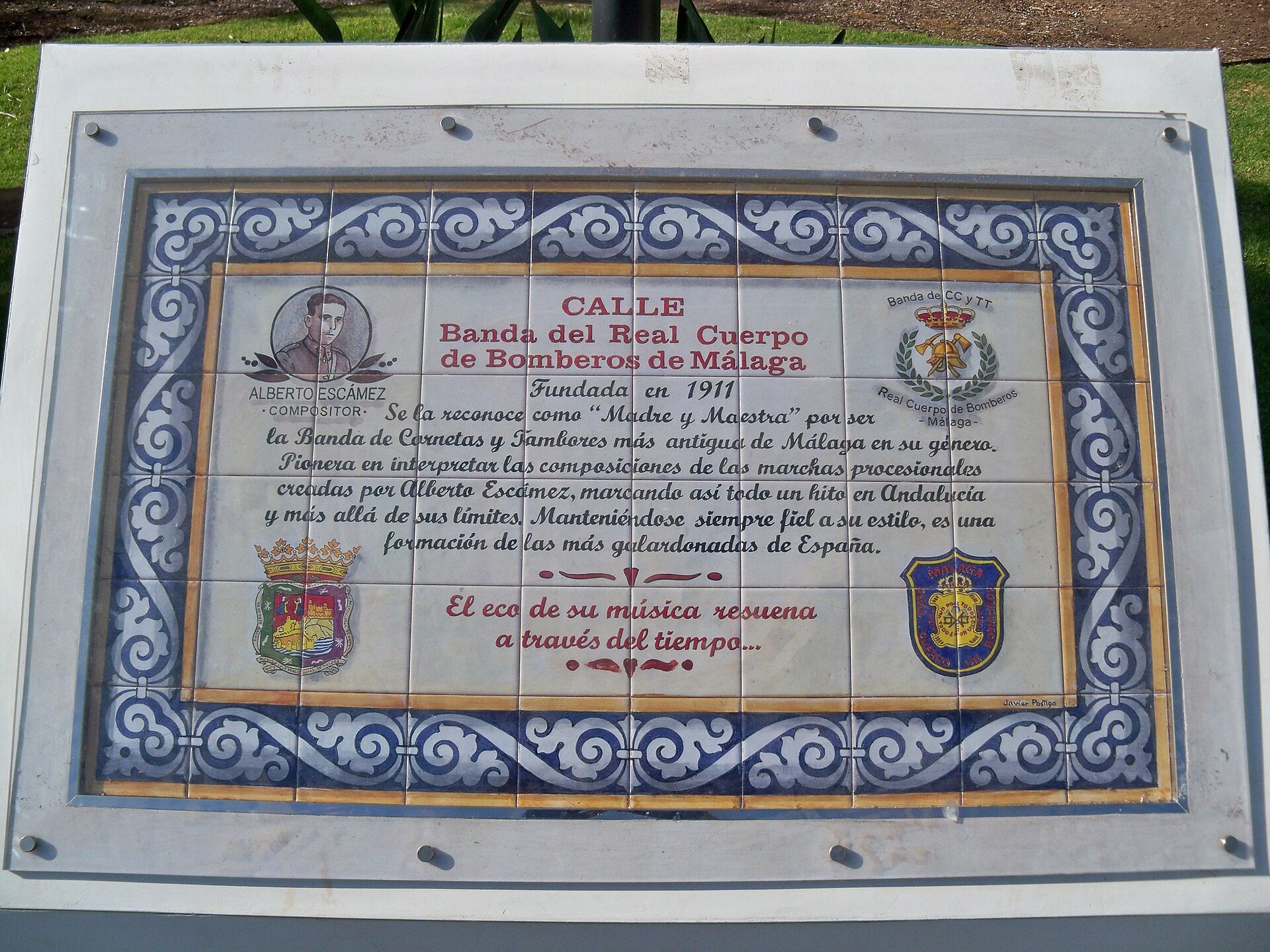 Alt text: Informational plaque about the Band of the Real Cuero de Bomberos de Málaga, featuring historical details and emblems.