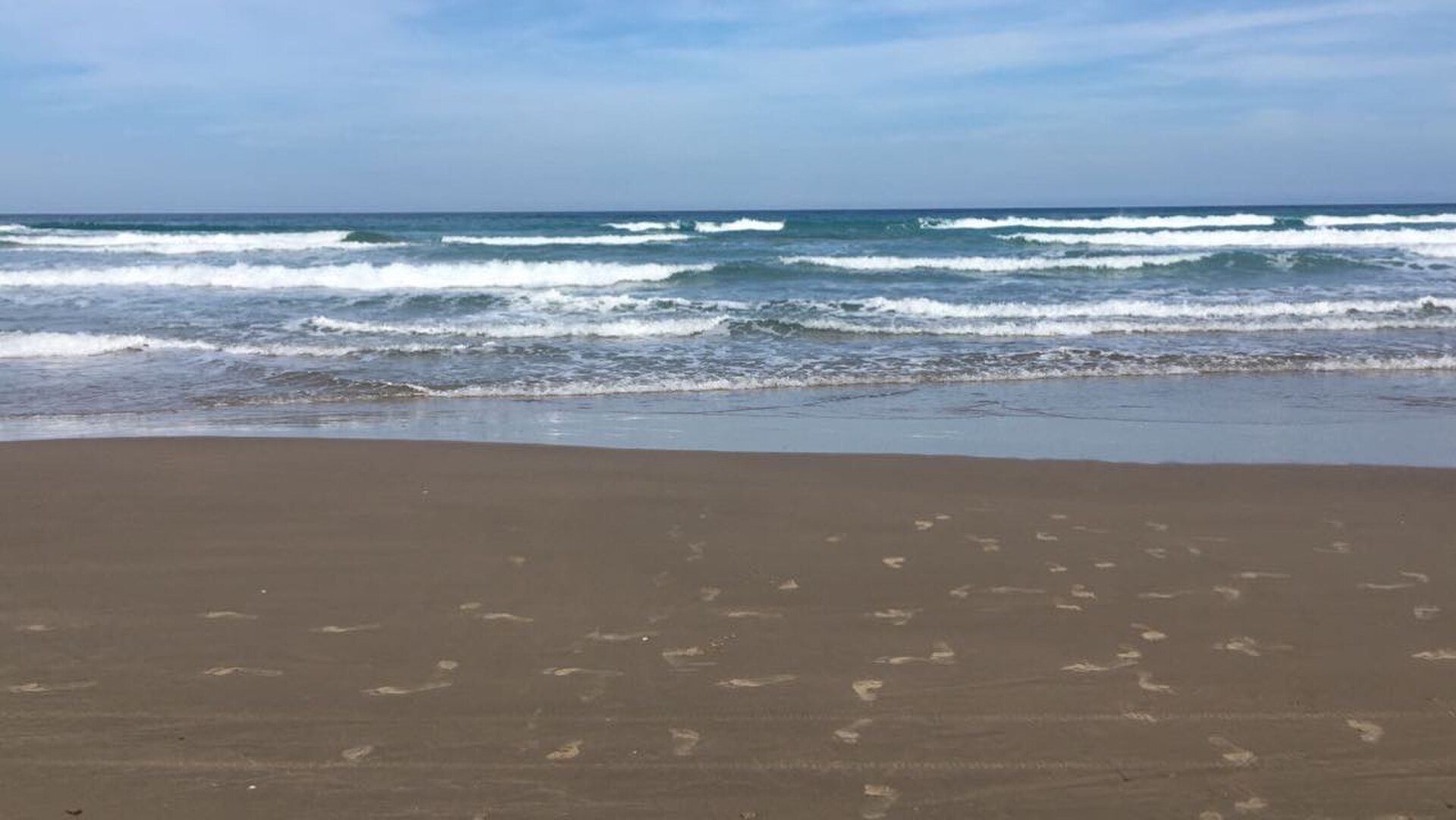 In this picture we can aprecciate the blue waters of the Miramar beach, an attractive touristic place in Tamaulipas, Mexico. | CarolEstefSalas | CC BY-SA 4.0
