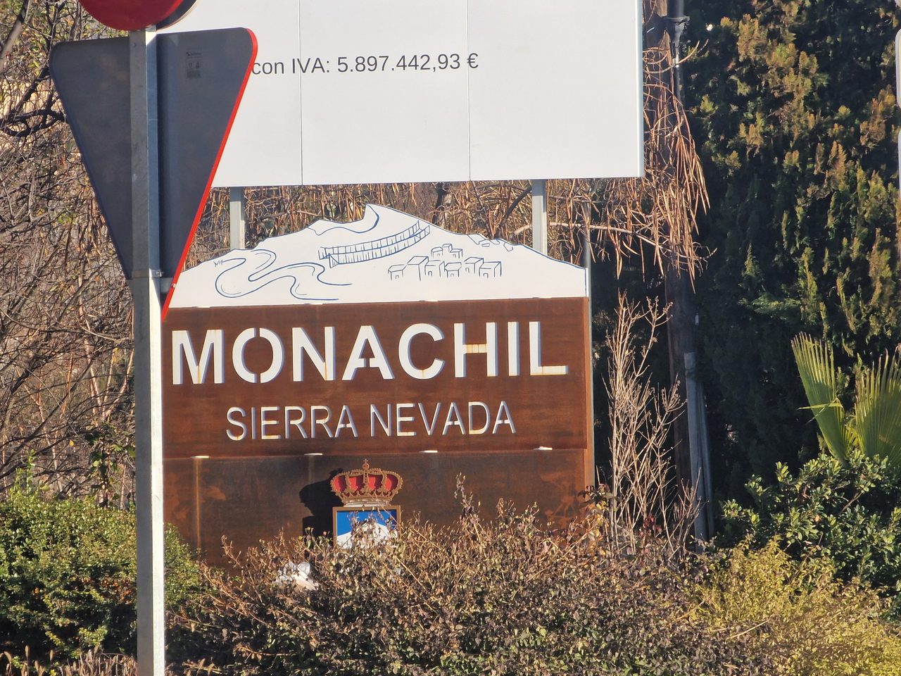 Entrada al municipio de Monachil, en la provincia de Granada (España) por la carretera A-4028, en la confluencia de los términos municipales de Cájar, Huétor Vega y Monachil. | Lopezsuarez | CC0