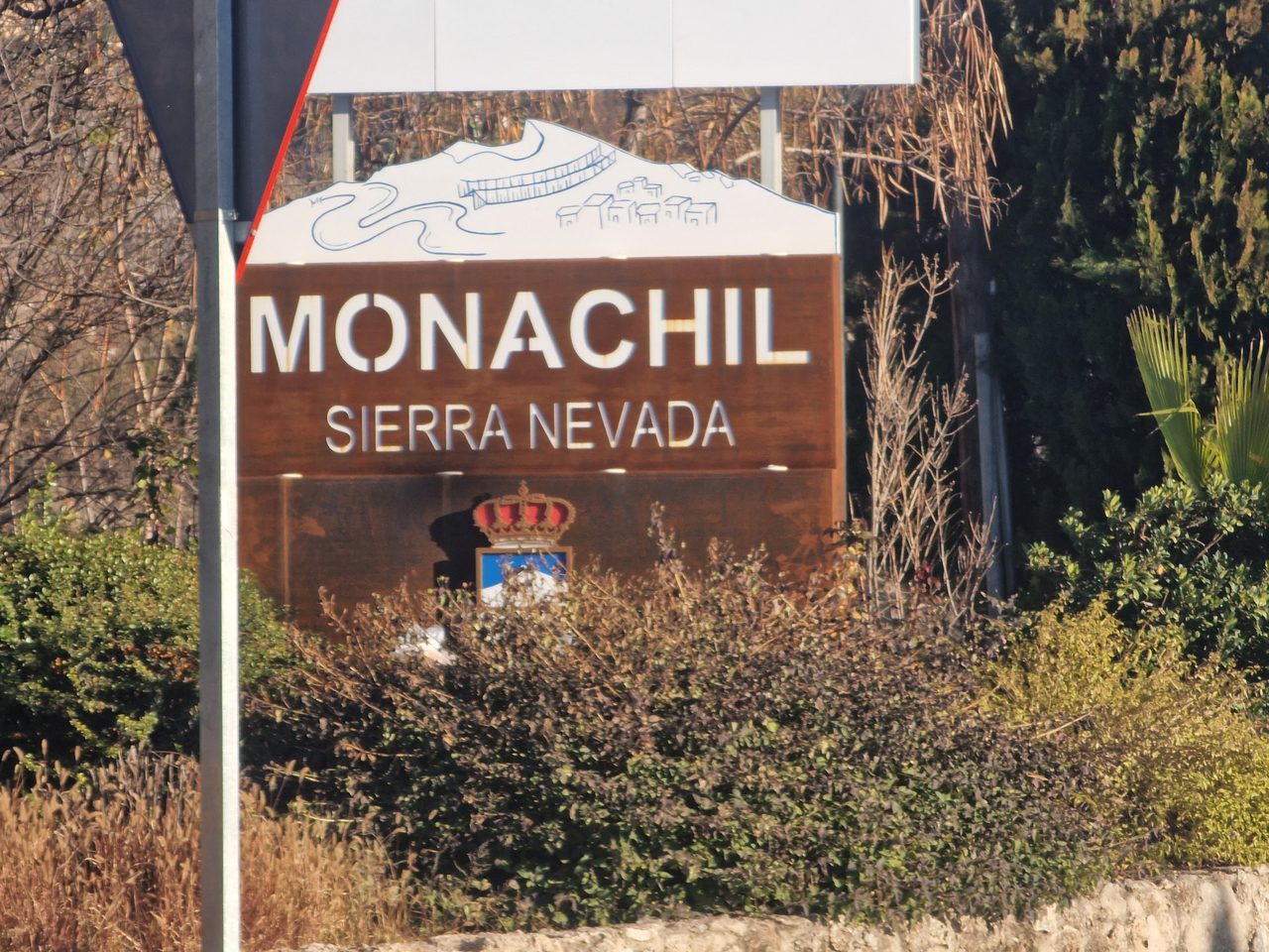 Entrada al municipio de Monachil, en la provincia de Granada (España) por la carretera A-4028, en la confluencia de los términos municipales de Cájar, Huétor Vega y Monachil. | Lopezsuarez | CC0