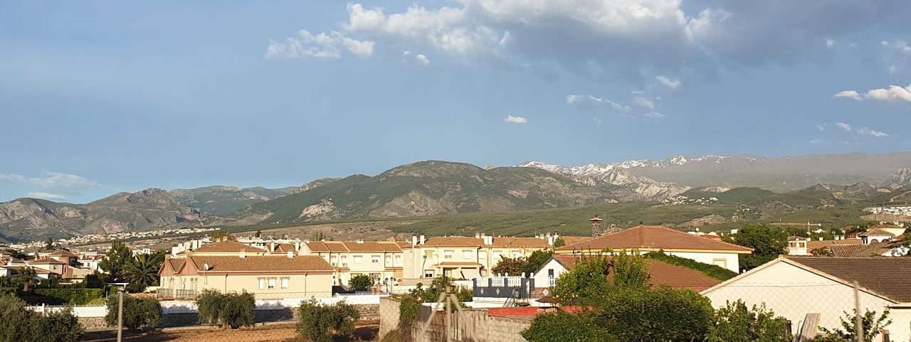 La localidad de Ogíjares, en la provincia de Granada (España) vista desde la aut