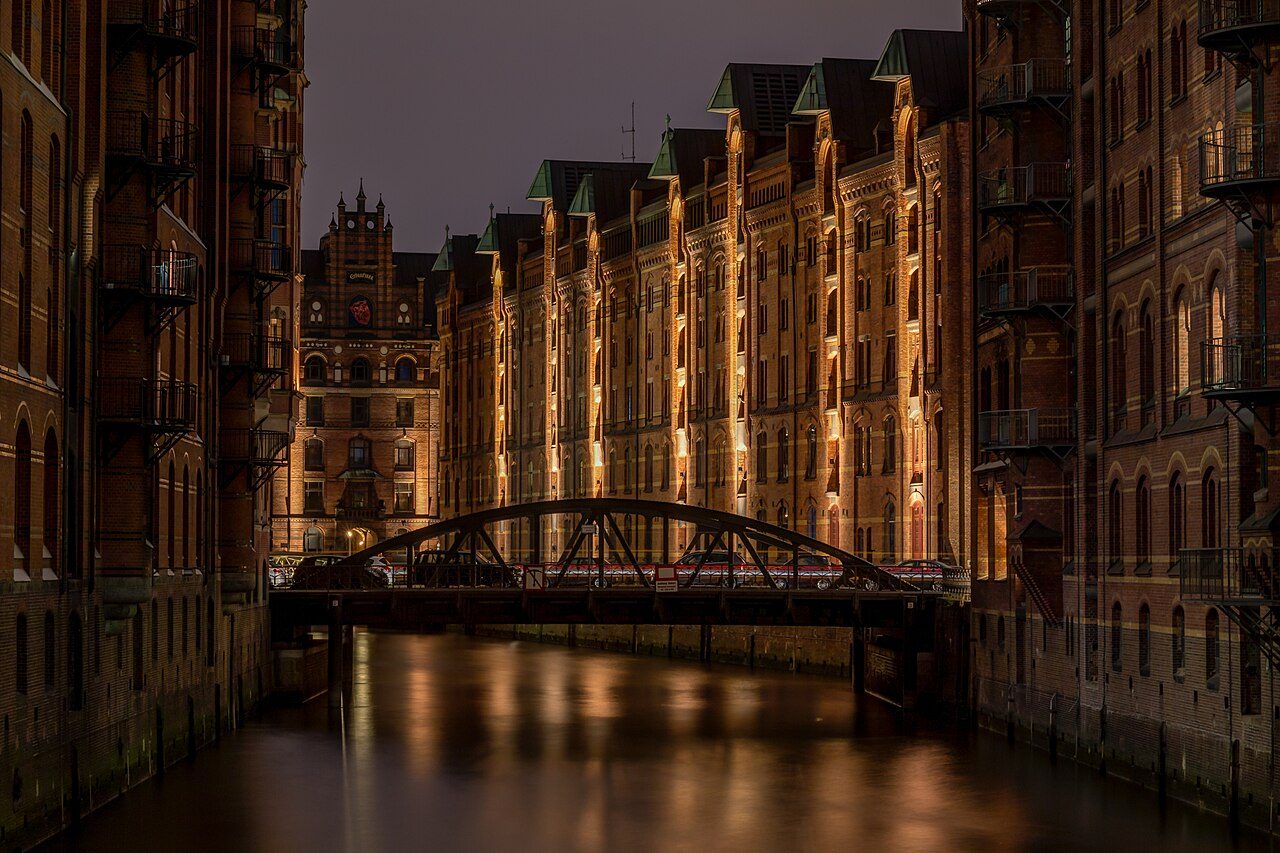 Block P (and Wandbereiterbrücke) in the Speicherstadt, Hamburg at night, Germany