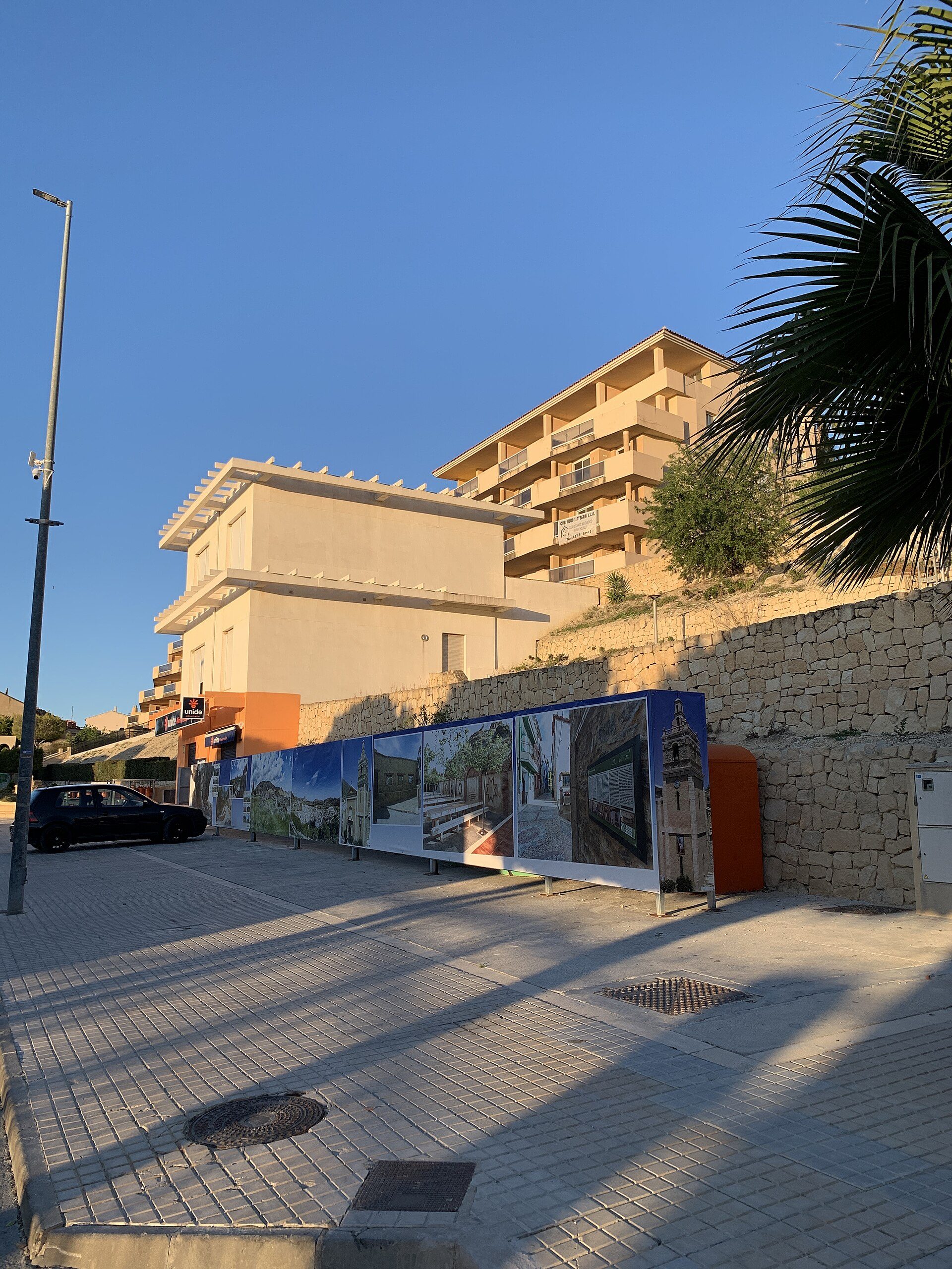 Alt text: Modern apartment with balcony, sea view, and rooftop terrace.