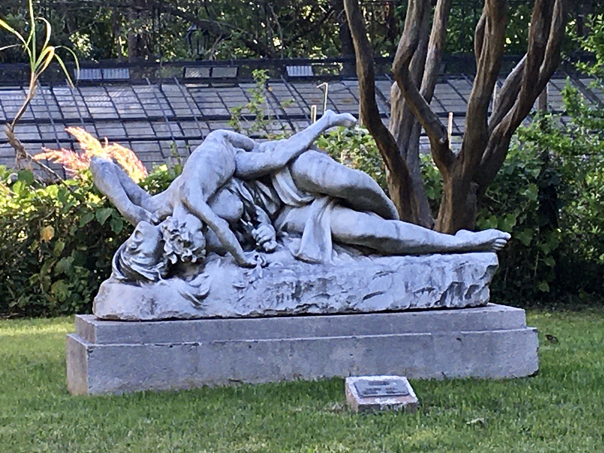 Grupo escultórico en el Jardín Botánico de Buenos Aires realizado por Agustí Que