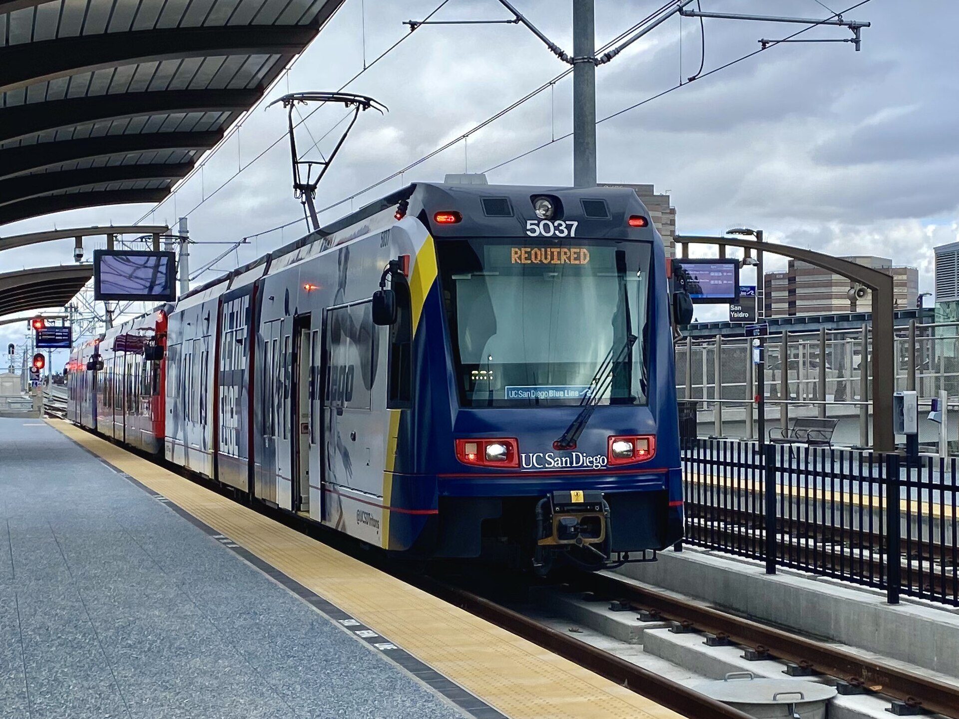 A San Diego MTS Siemens S700 with a UCSD ad wrap at UTC Trolley Station