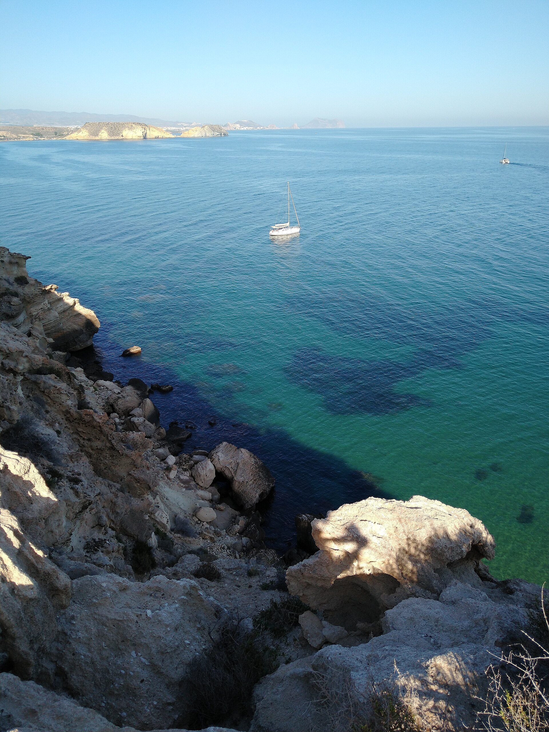 Acantilado en San Juan de los Terreros. Al fondo la localidad de Águilas.