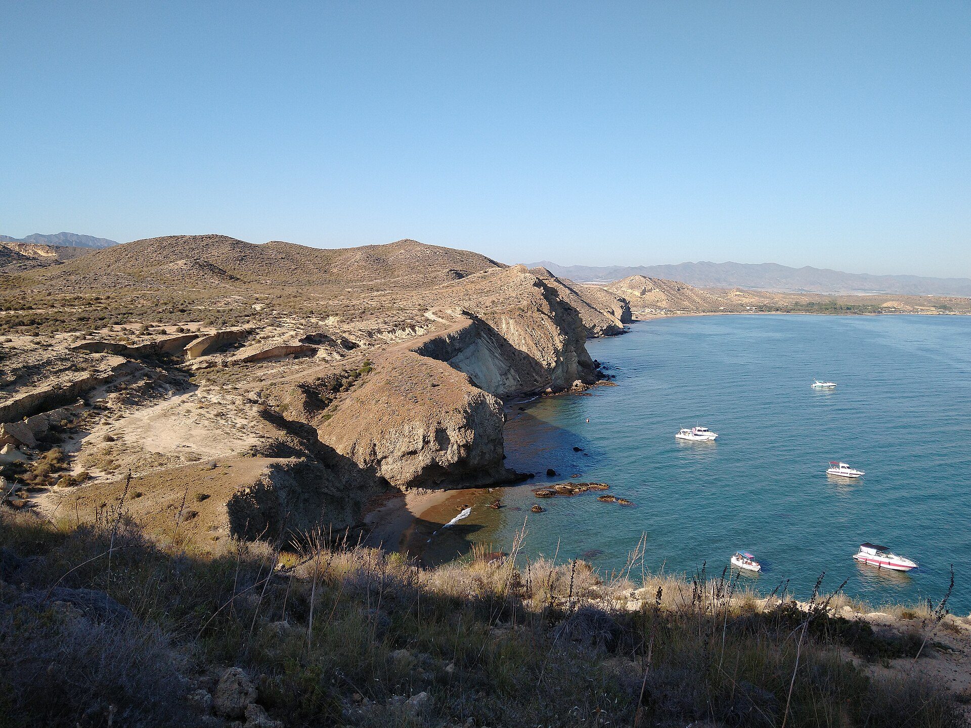 Acantilado en San Juan de los Terreros. Al fondo la localidad de Águilas.