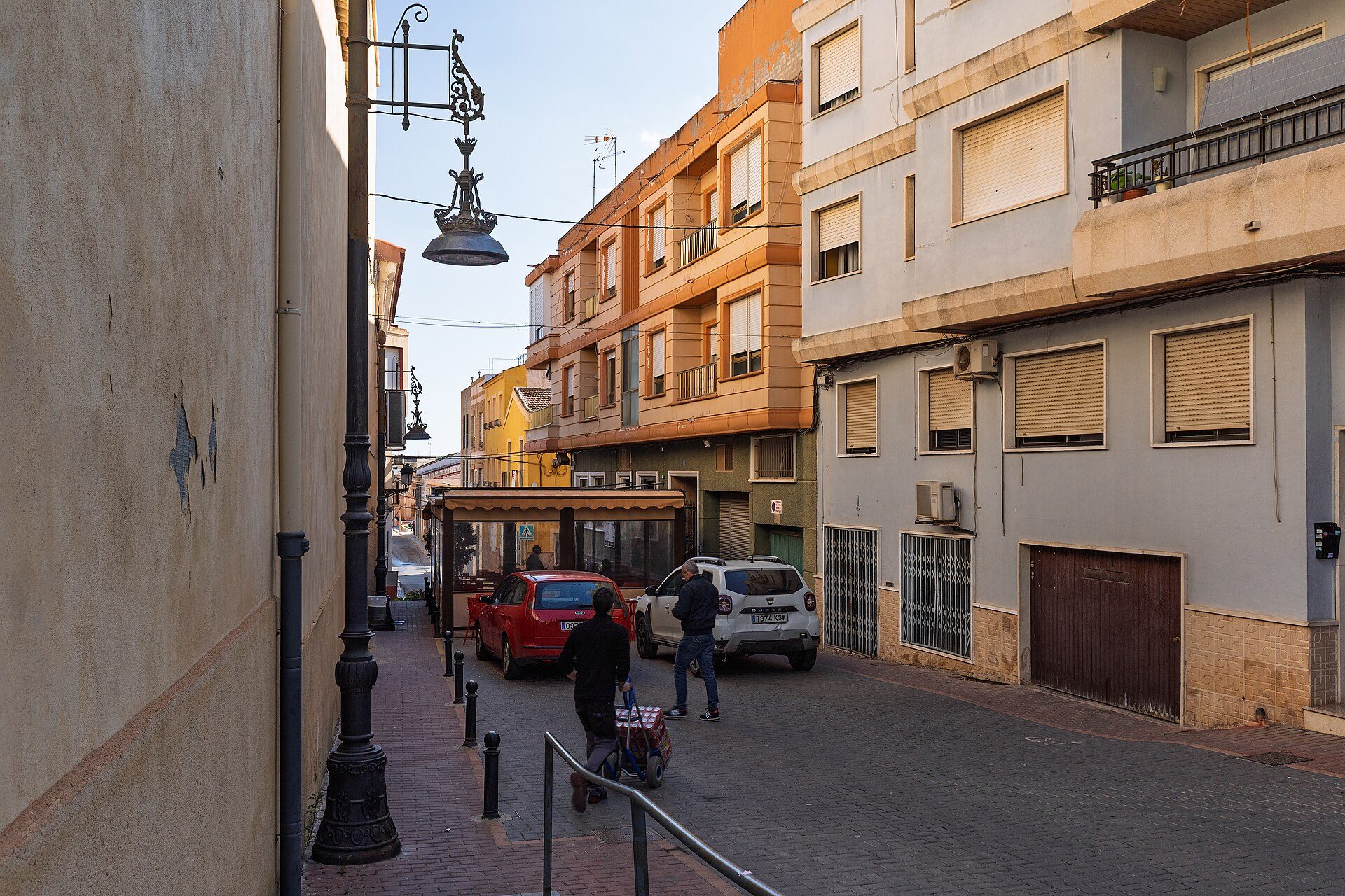 Calle Joaquín Ortuño by the Church of Saint Michael in San Miguel de Salinas, Alicante, Valencia, Spain in 2025 February. | Ximonic (Simo Räsänen) | CC BY-SA 4.0