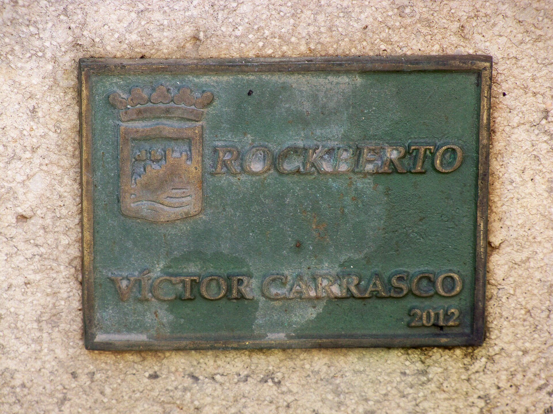 Green plaque with "ROCKERITO" and "VICTOR CARRASCO 2012" engraved on it.
