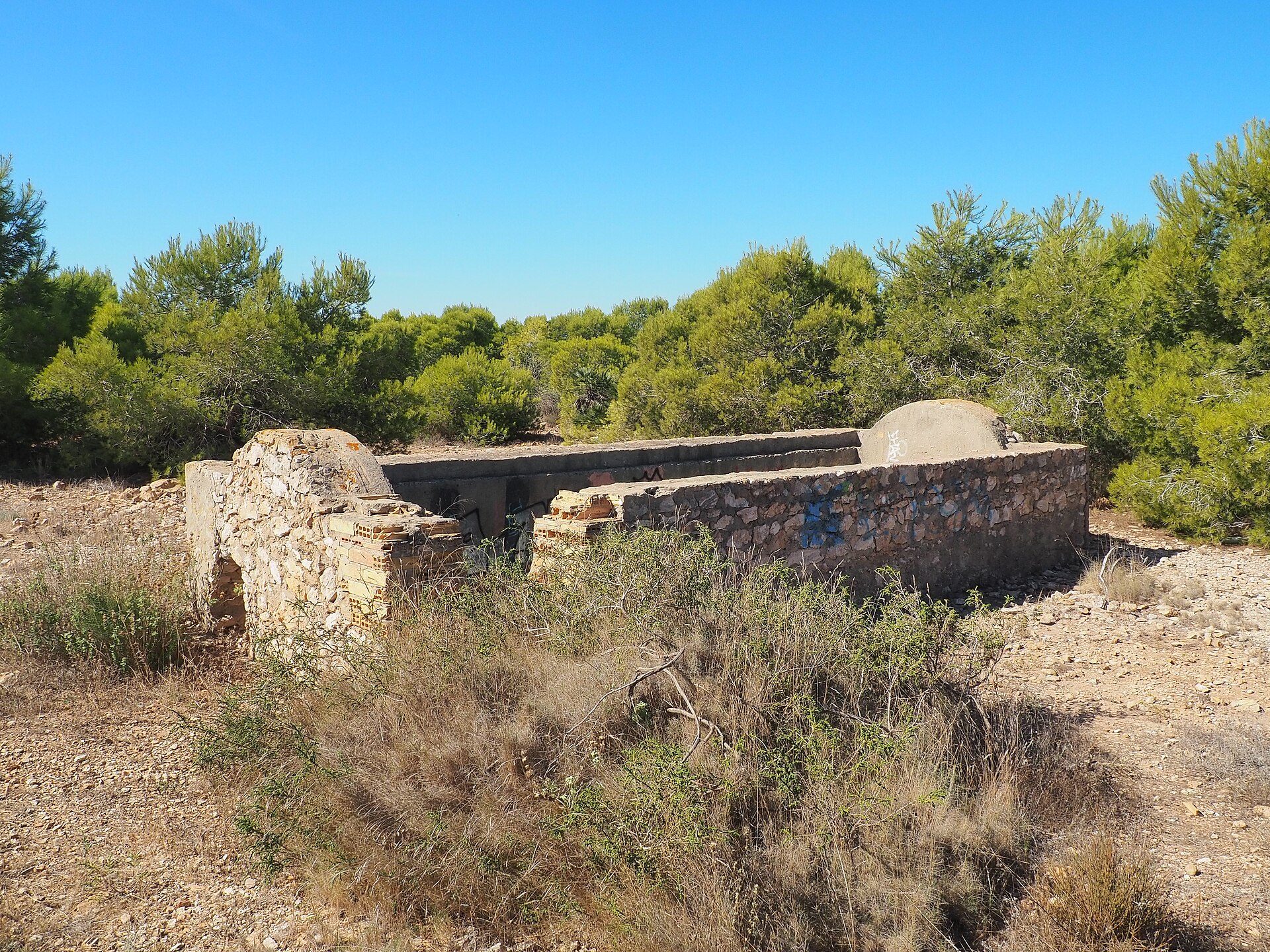 Restos del aljibe que se encuentra cerca de los Pabellones del Faro de Santa Pol