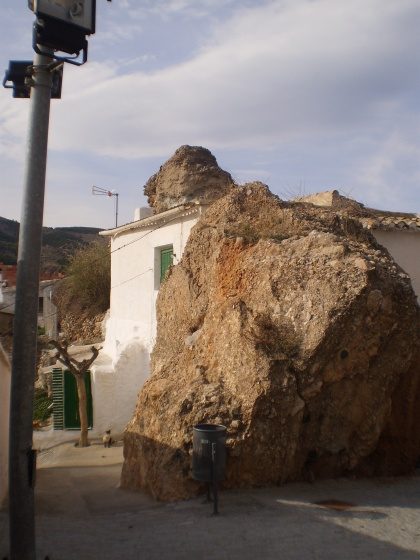 Foto de una roca junto a una vivienda