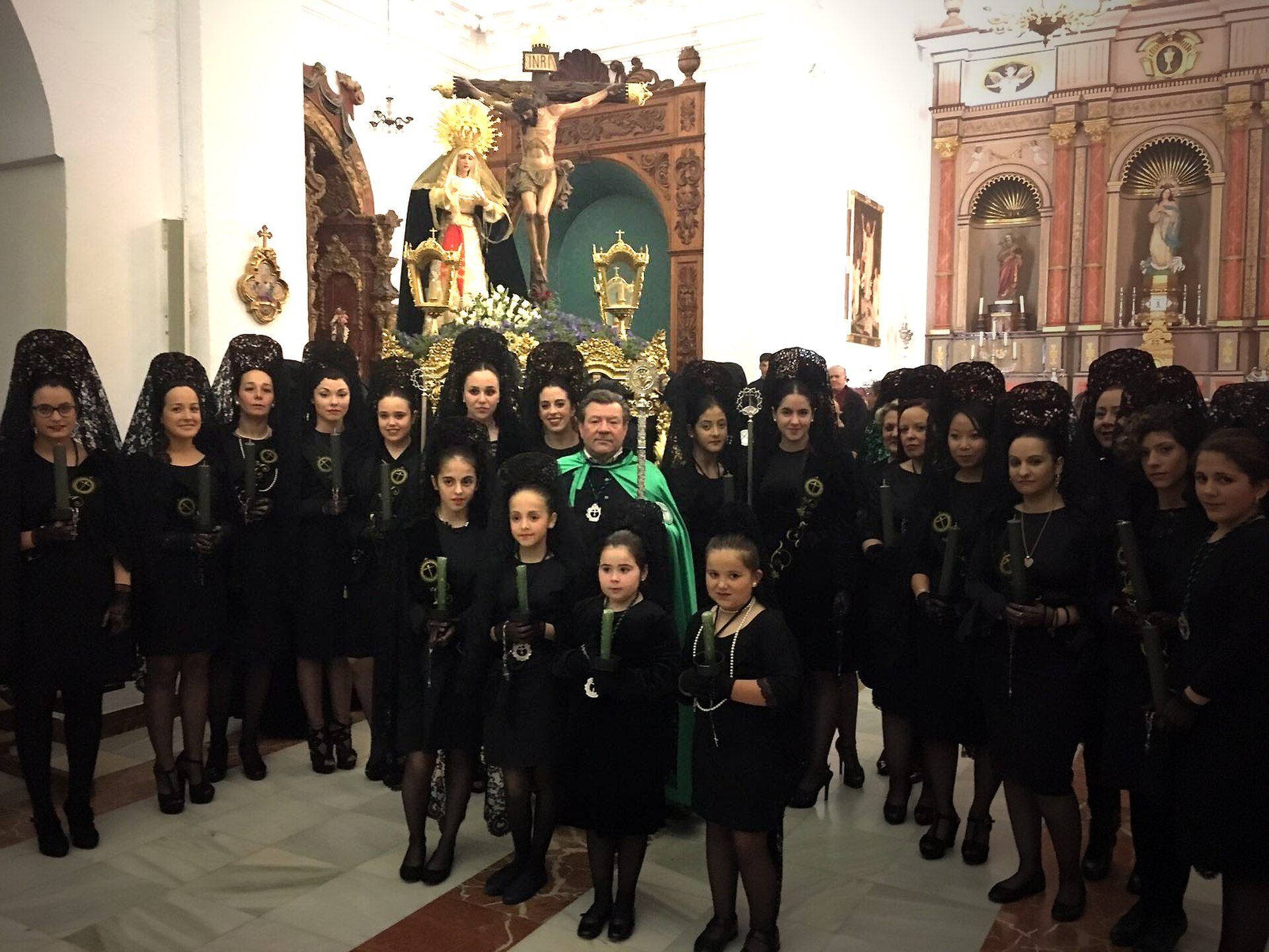 Mujeres de Mantilla, en honor a María Santísima de la Esperanza