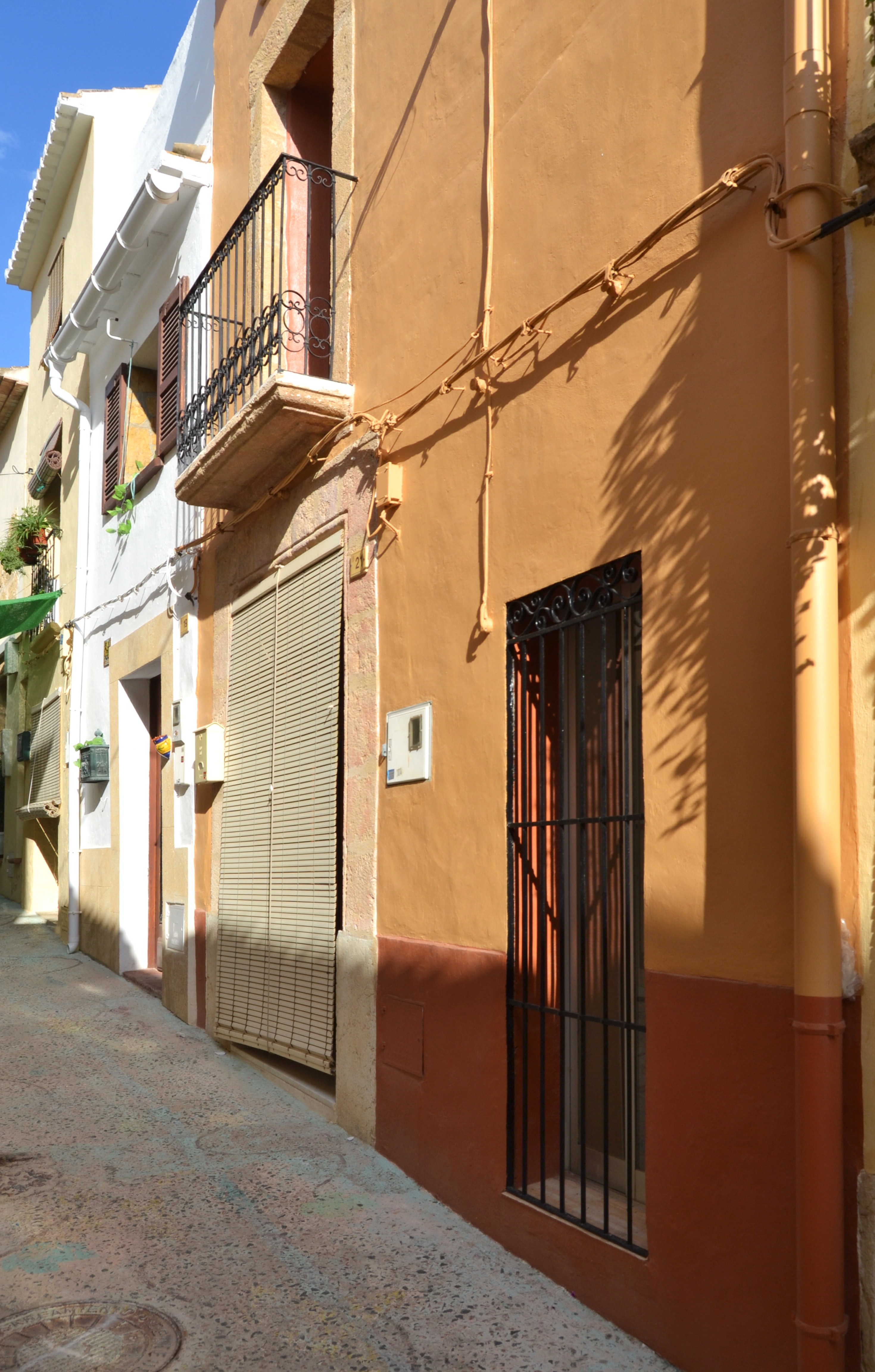 Gevel van een kleurrijk gebouw in de straat van Teulada, Spanje.