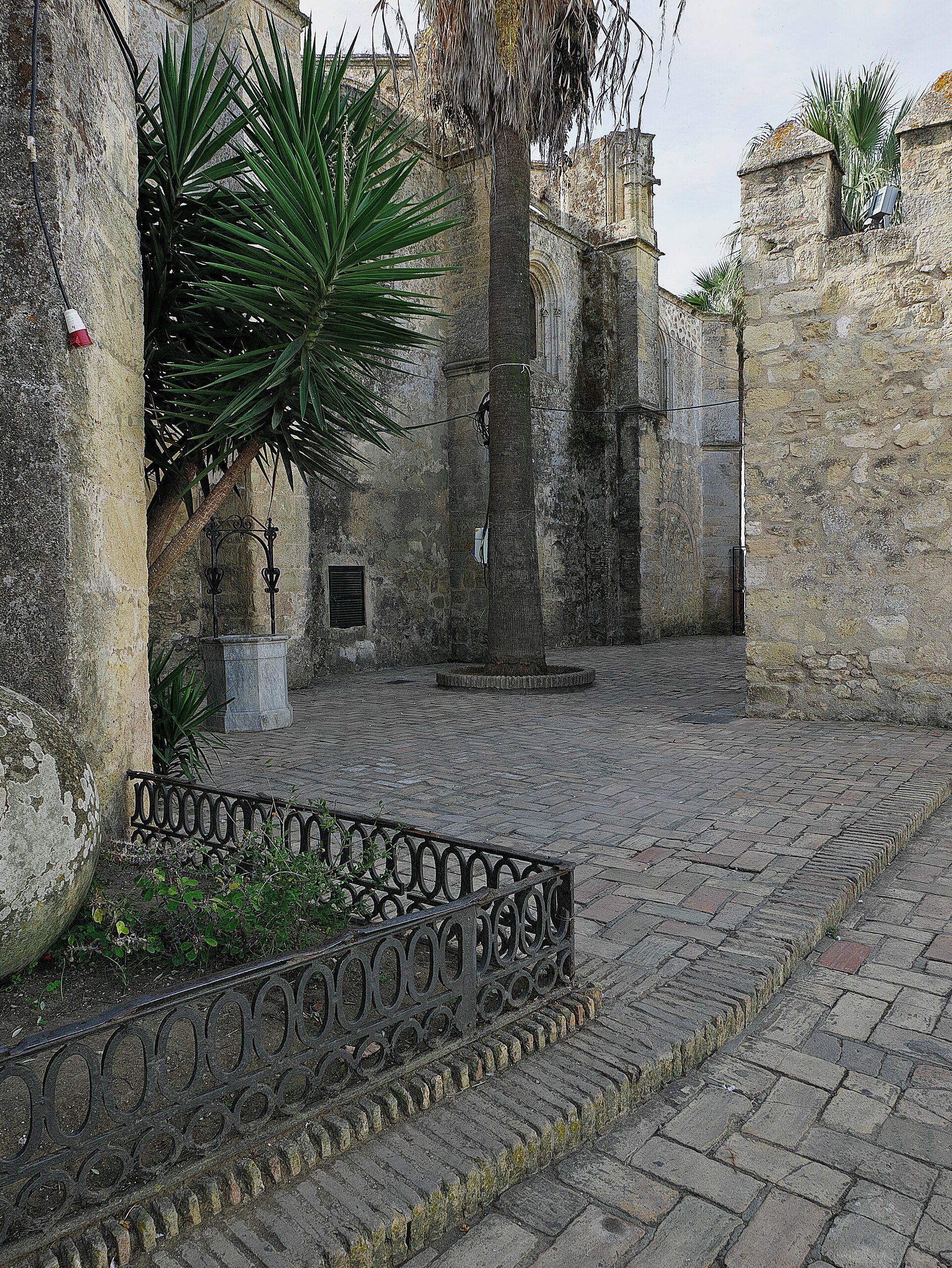 La Iglesia del Divino Salvador y muralla del Arco de la Segur.