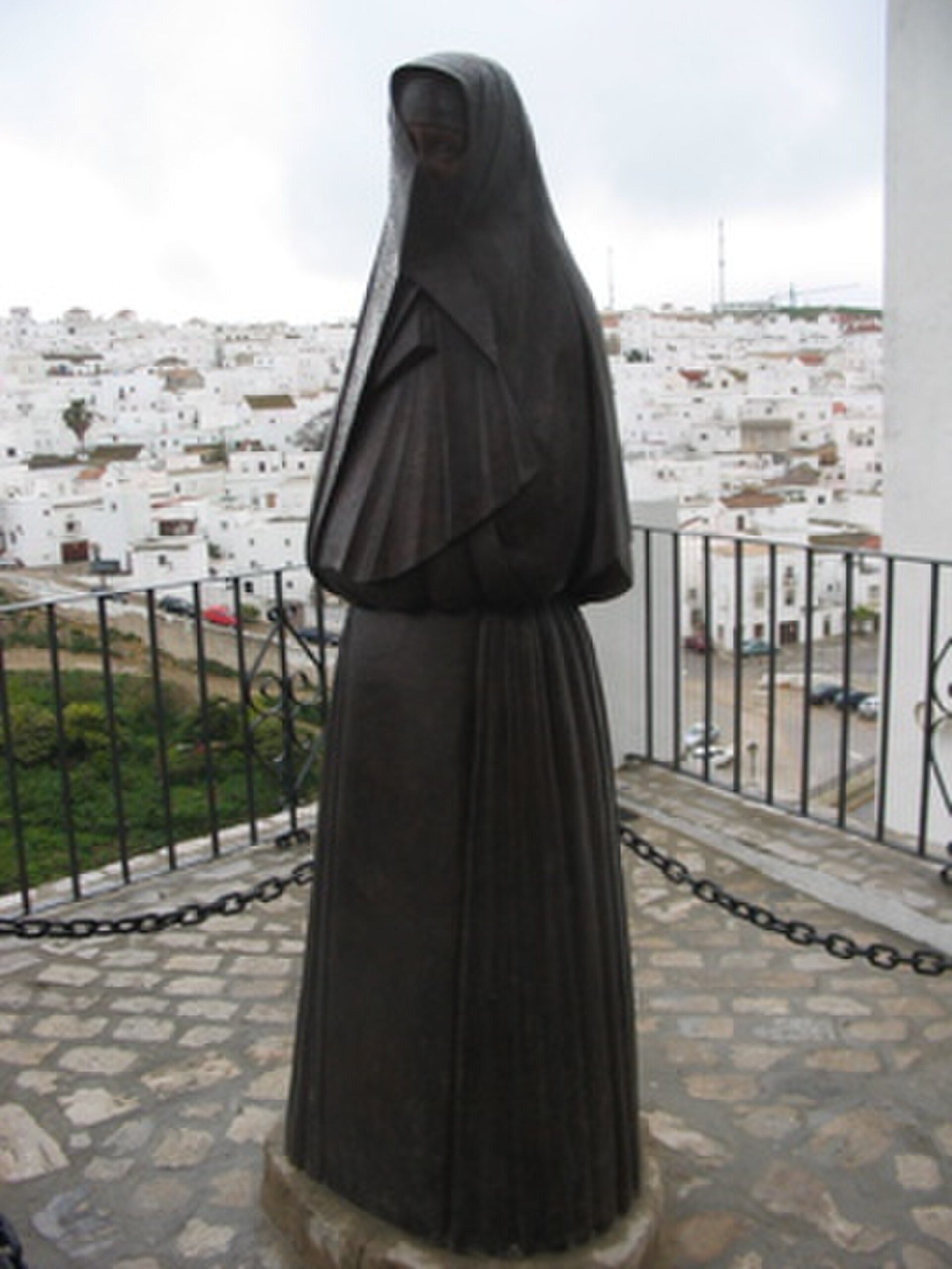 Statue of a veiled woman, as was the custom in Vejer de la Frontera, Spain | Munfarid1 | CC BY-SA 4.0