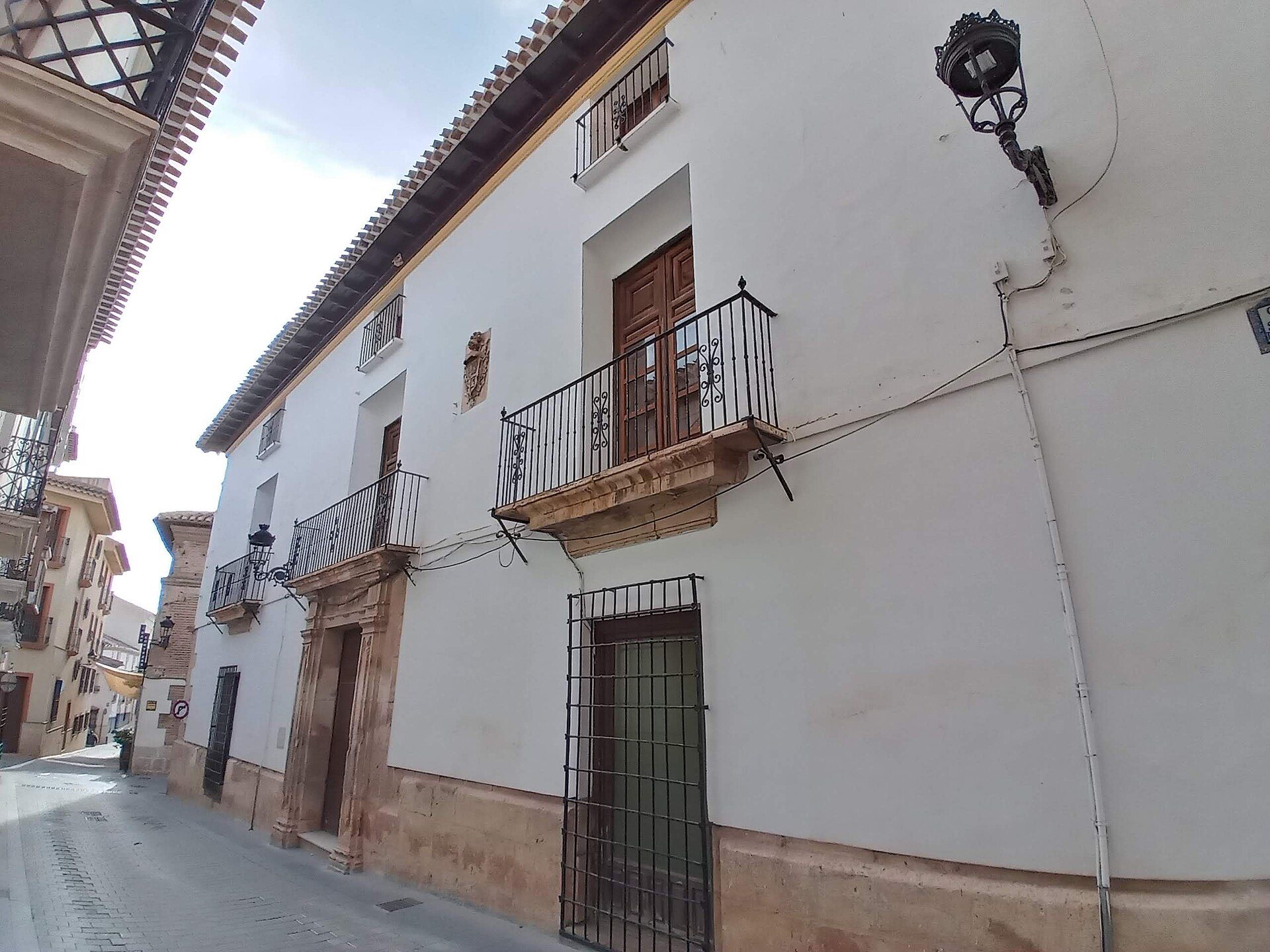 Vivienda barroca en esa calle, destaca su portada y el escudo en la fachada