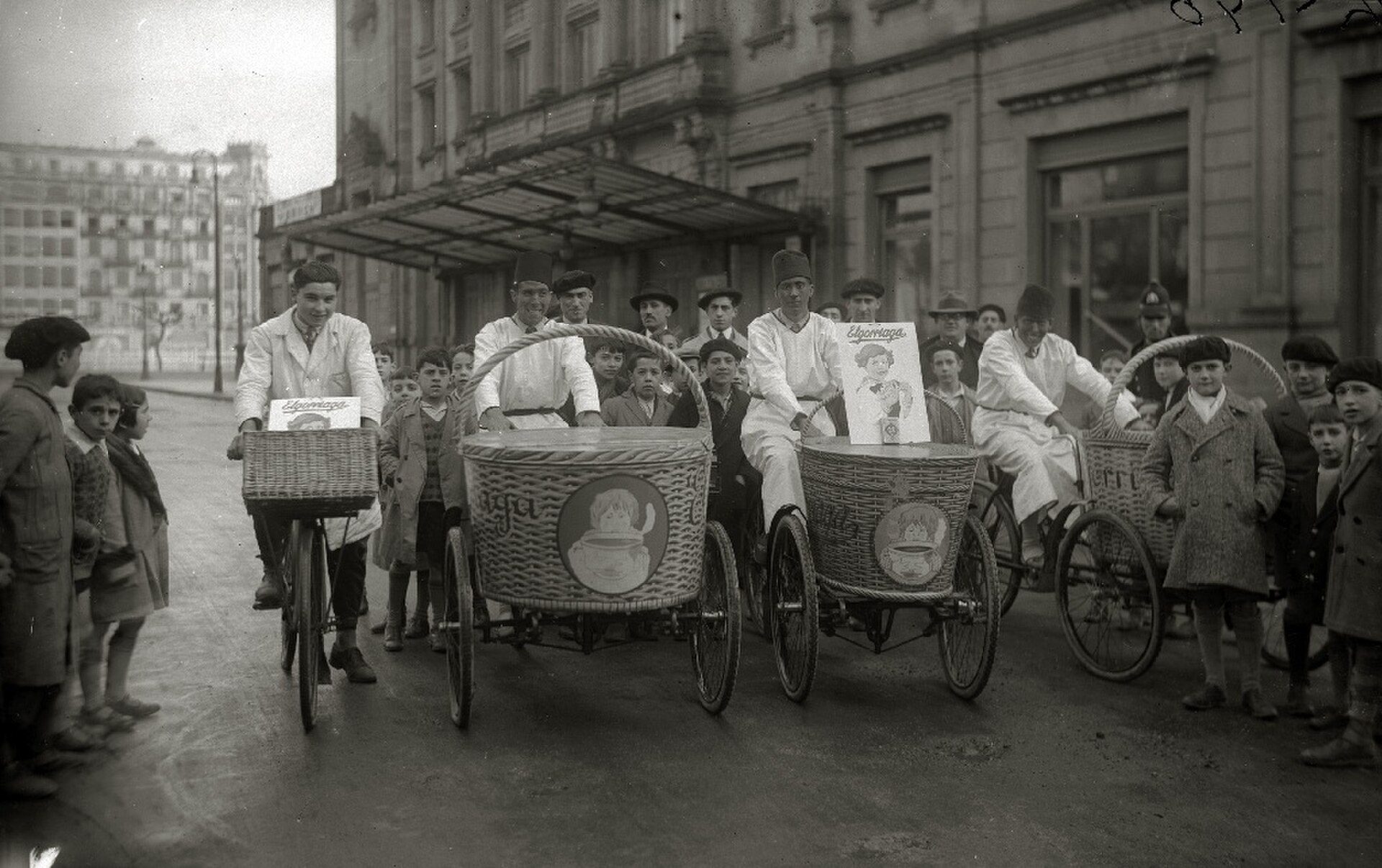 * Título original: Repartidores de chocolate 'Elgorriaga' con sus bicicletas de 