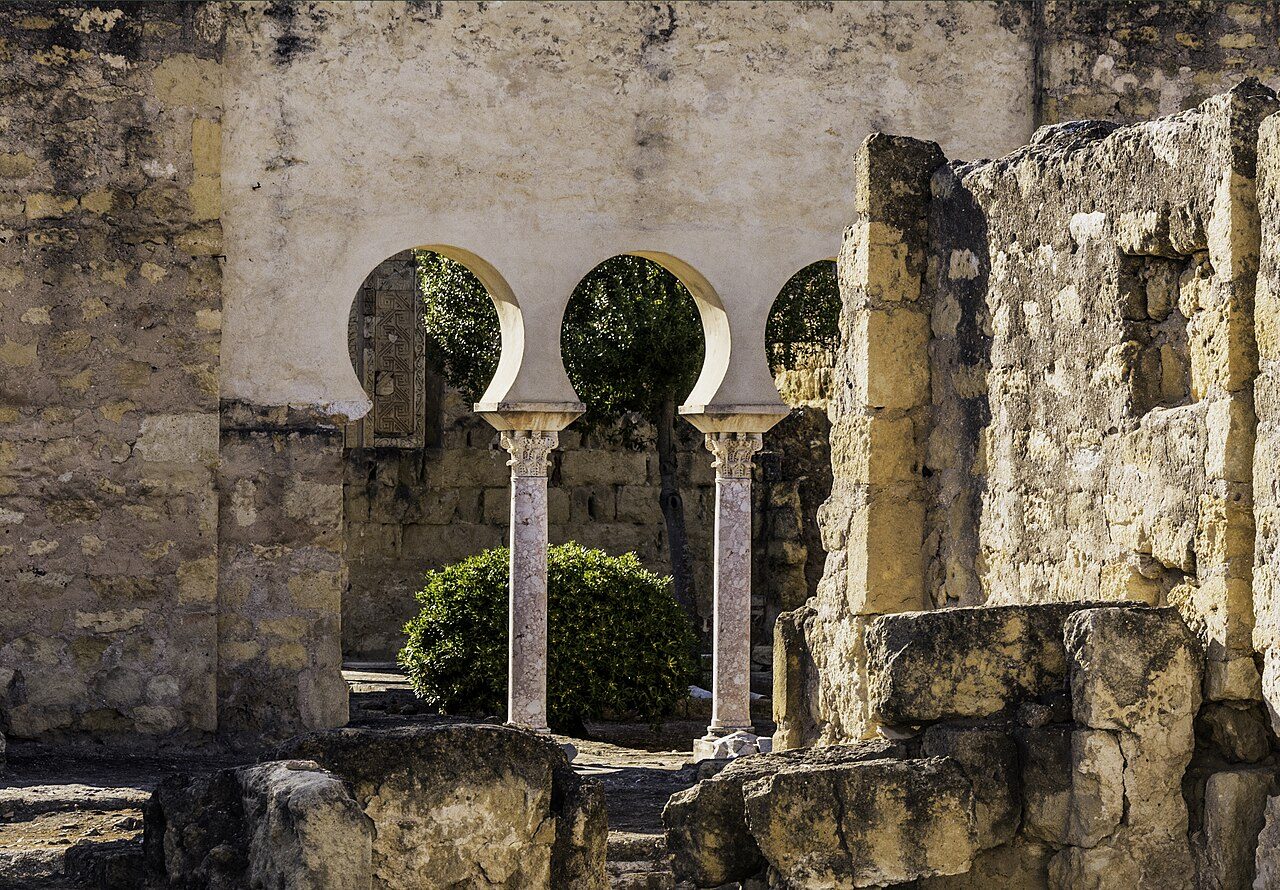 Medina Azahara (Madinat al-Zahra) o la “Ciudad Brillante”, fue construida en las