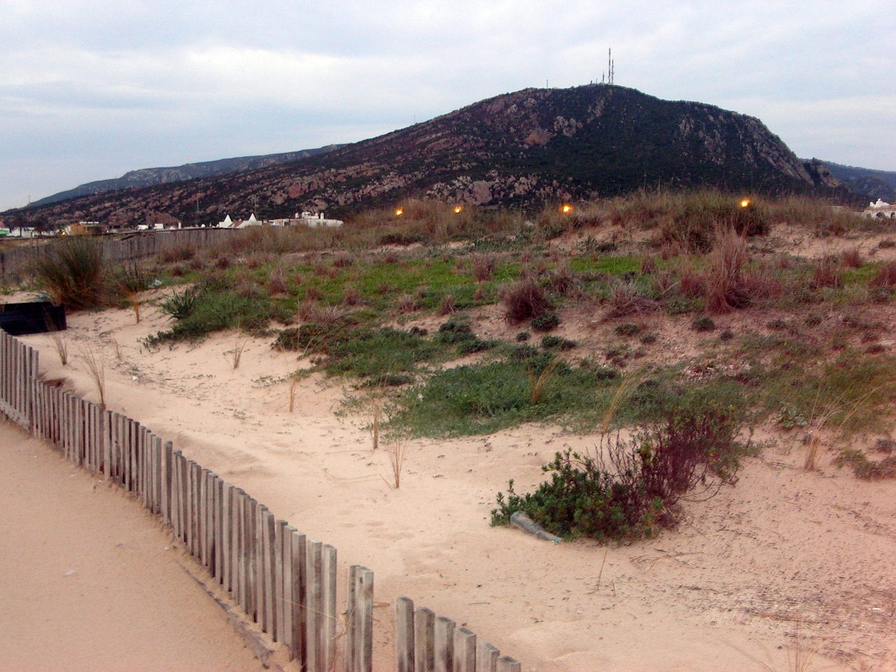 La fotografía esta tomada desde la playa de Zahara de los Atunes, en primer plan