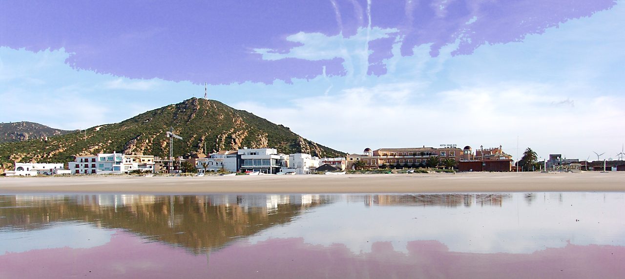 Foto panorámica de Zahara pueblo, realizada desde la playa, en la que aparece de