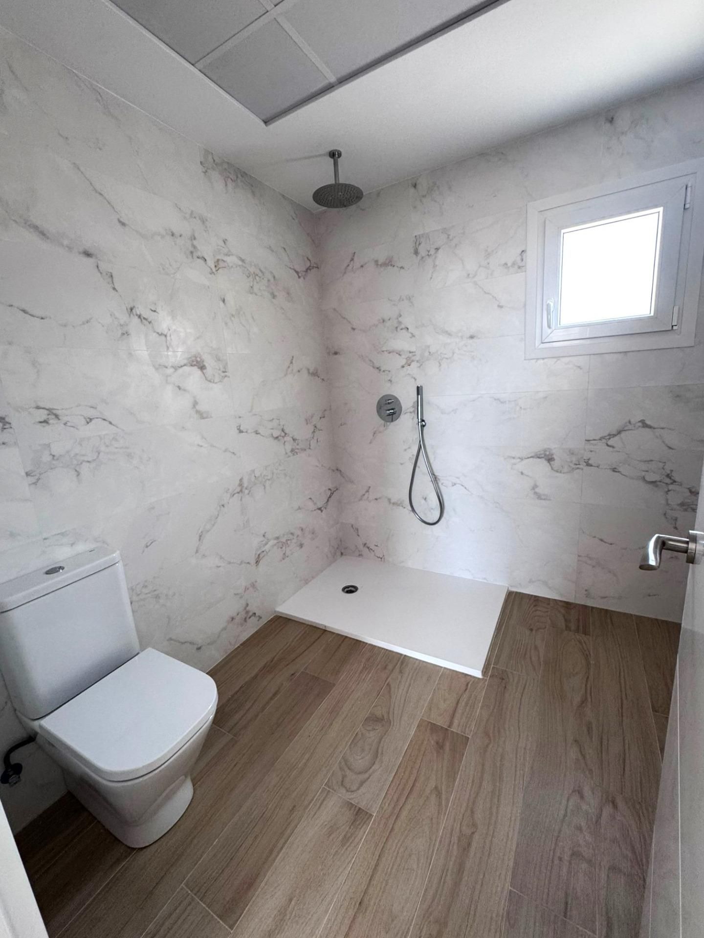 Moderne badkamer met inloopdouche en toilet