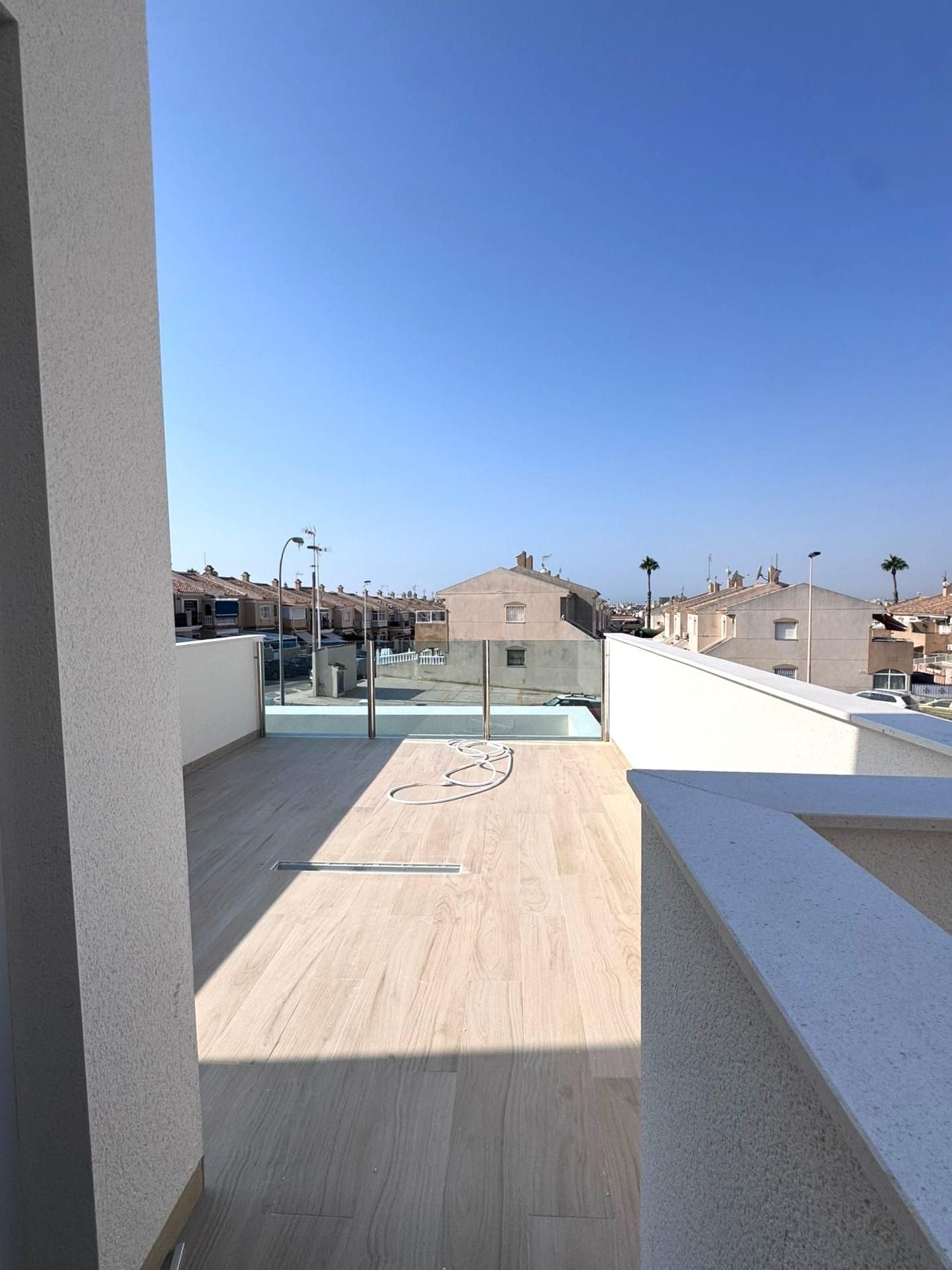 Balkon met uitzicht op de stad op een zonnige dag