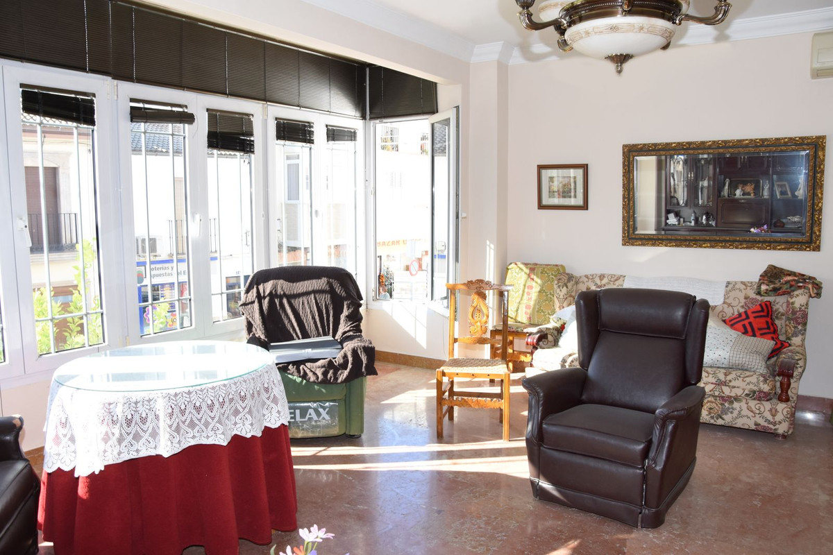 Gezellige woonkamer met fauteuils en veel natuurlijk licht.